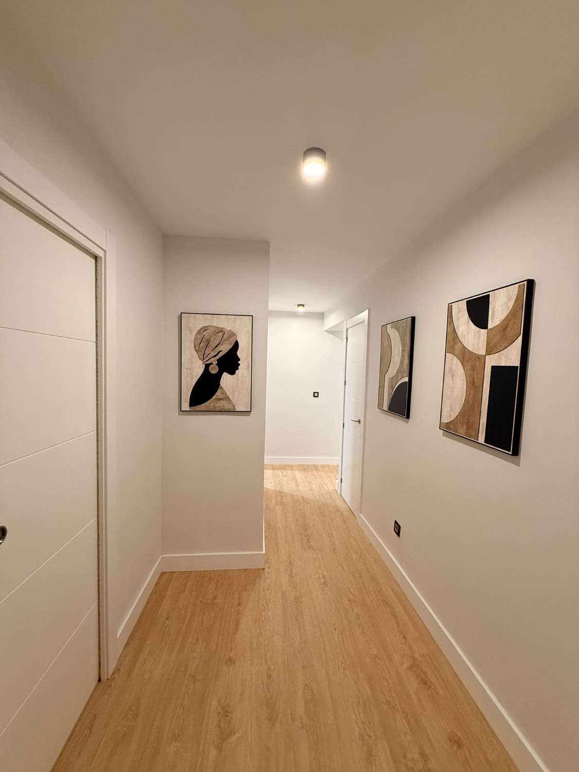 À LOUER DU 1.10.25 AU 31.5.26 BEL APPARTEMENT ENTIÈREMENT RÉNOVÉ AU CENTRE DE TORREMOLINOS