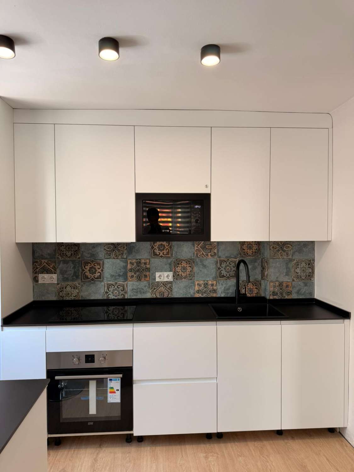 À LOUER DU 1.10.25 AU 31.5.26 BEL APPARTEMENT ENTIÈREMENT RÉNOVÉ AU CENTRE DE TORREMOLINOS