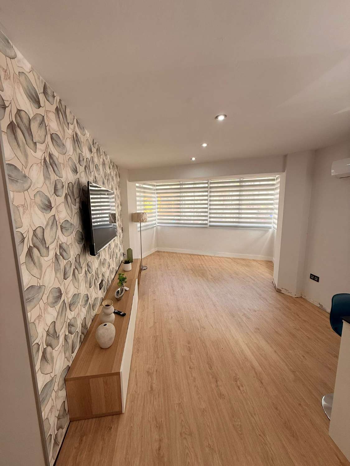 À LOUER DU 1.10.25 AU 31.5.26 BEL APPARTEMENT ENTIÈREMENT RÉNOVÉ AU CENTRE DE TORREMOLINOS