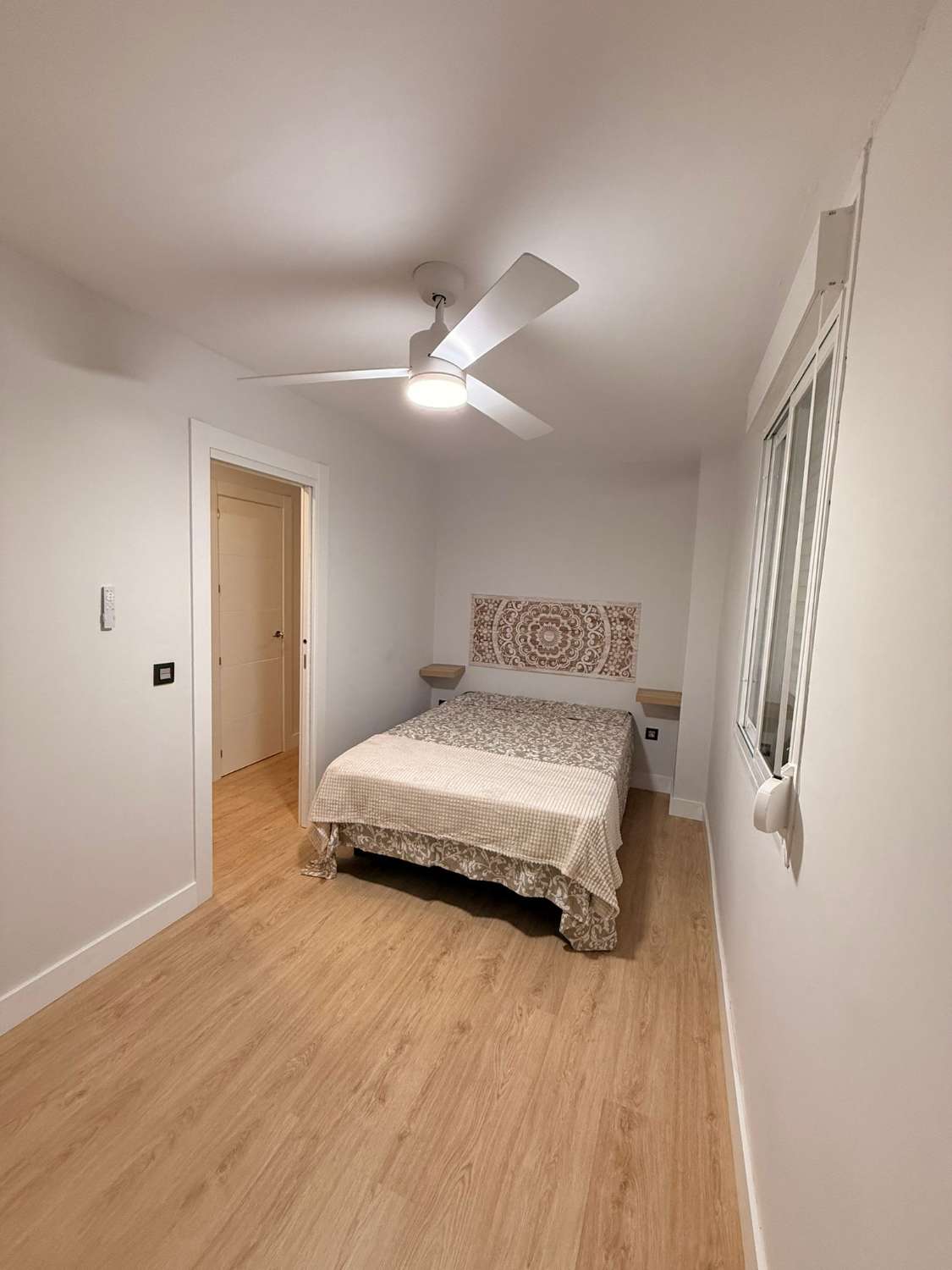 À LOUER DU 1.10.25 AU 31.5.26 BEL APPARTEMENT ENTIÈREMENT RÉNOVÉ AU CENTRE DE TORREMOLINOS