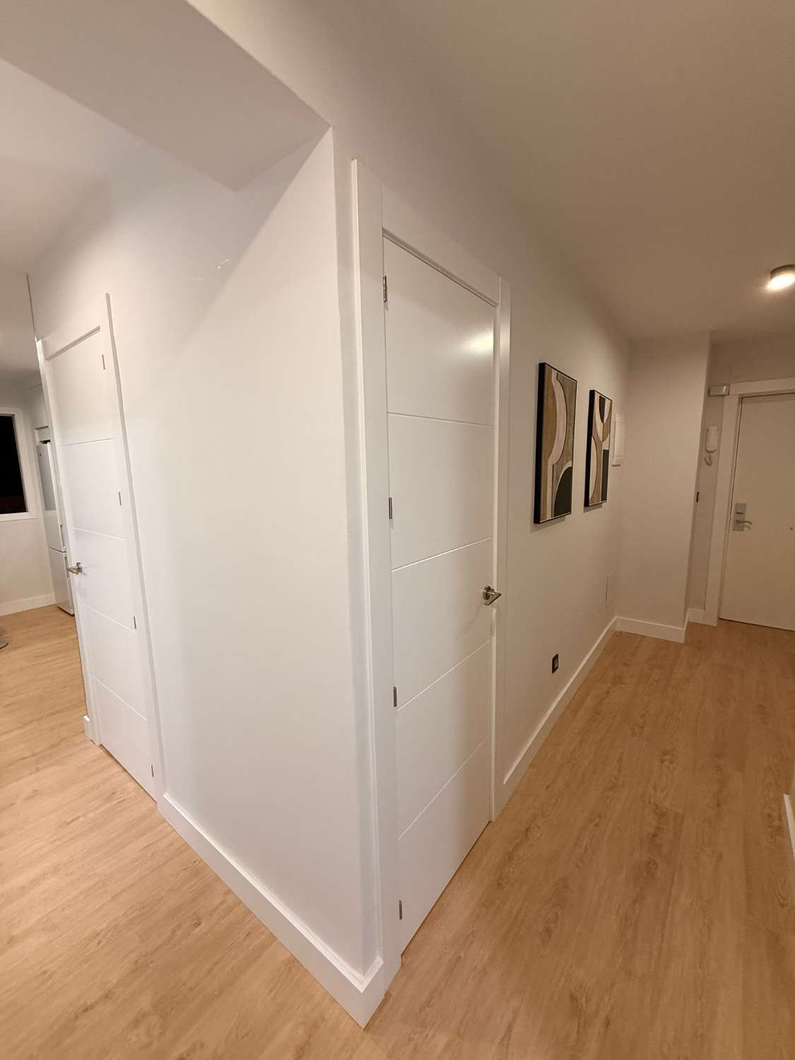 À LOUER DU 1.10.25 AU 31.5.26 BEL APPARTEMENT ENTIÈREMENT RÉNOVÉ AU CENTRE DE TORREMOLINOS