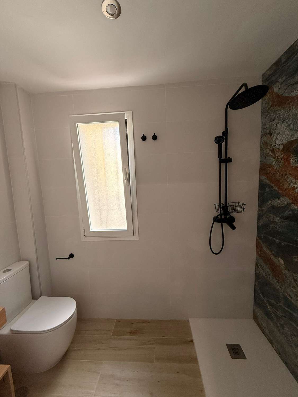 À LOUER DU 1.10.25 AU 31.5.26 BEL APPARTEMENT ENTIÈREMENT RÉNOVÉ AU CENTRE DE TORREMOLINOS