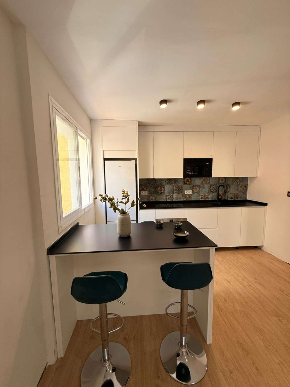 À LOUER DU 1.10.25 AU 31.5.26 BEL APPARTEMENT ENTIÈREMENT RÉNOVÉ AU CENTRE DE TORREMOLINOS