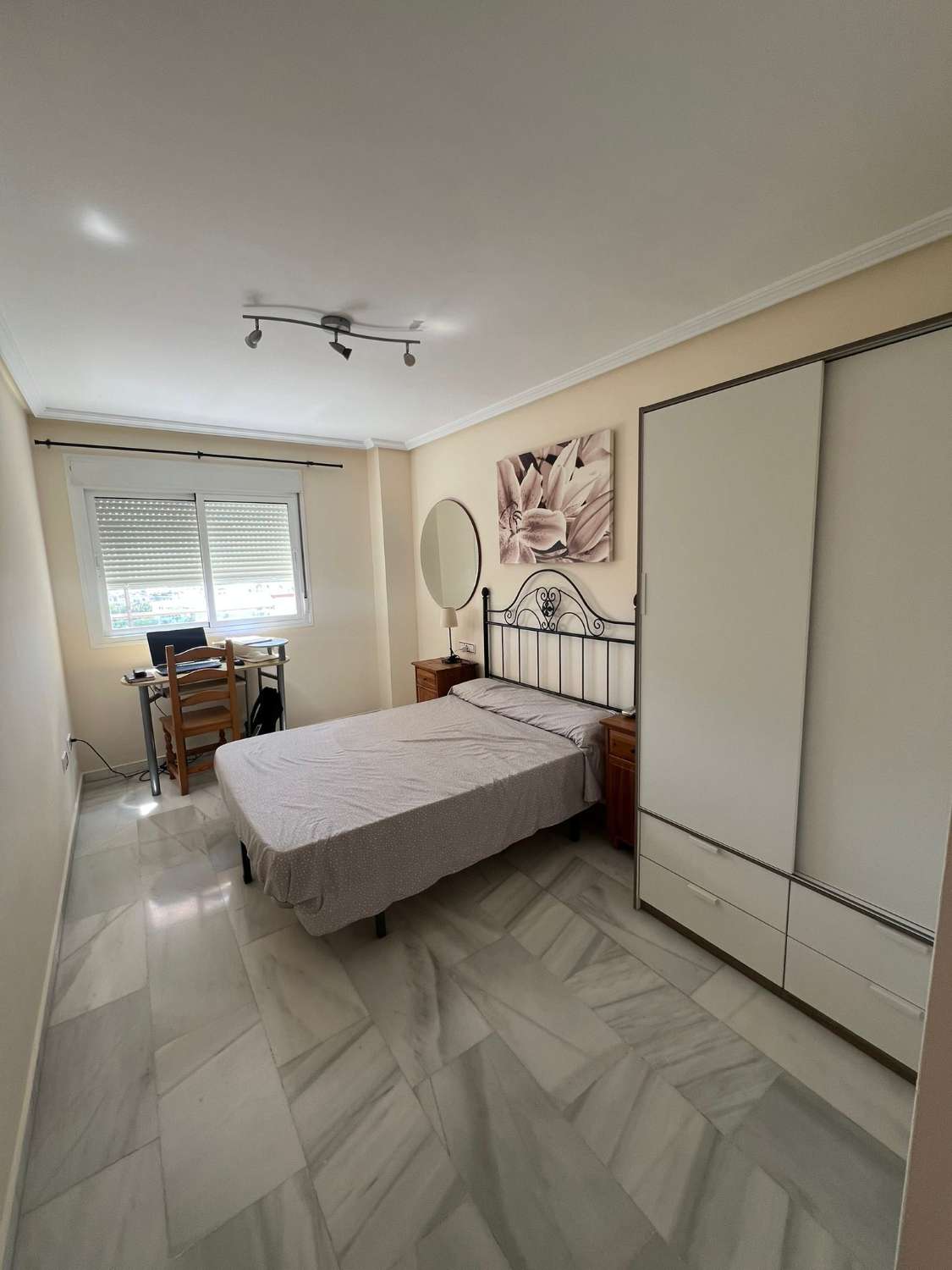 À LOUER DU 01/09/2026 AU 30/06/2027 BEL APPARTEMENT AVEC VUE SUR LA MER PRÈS DE LA CARIHUELA (TORREMOLINOS)