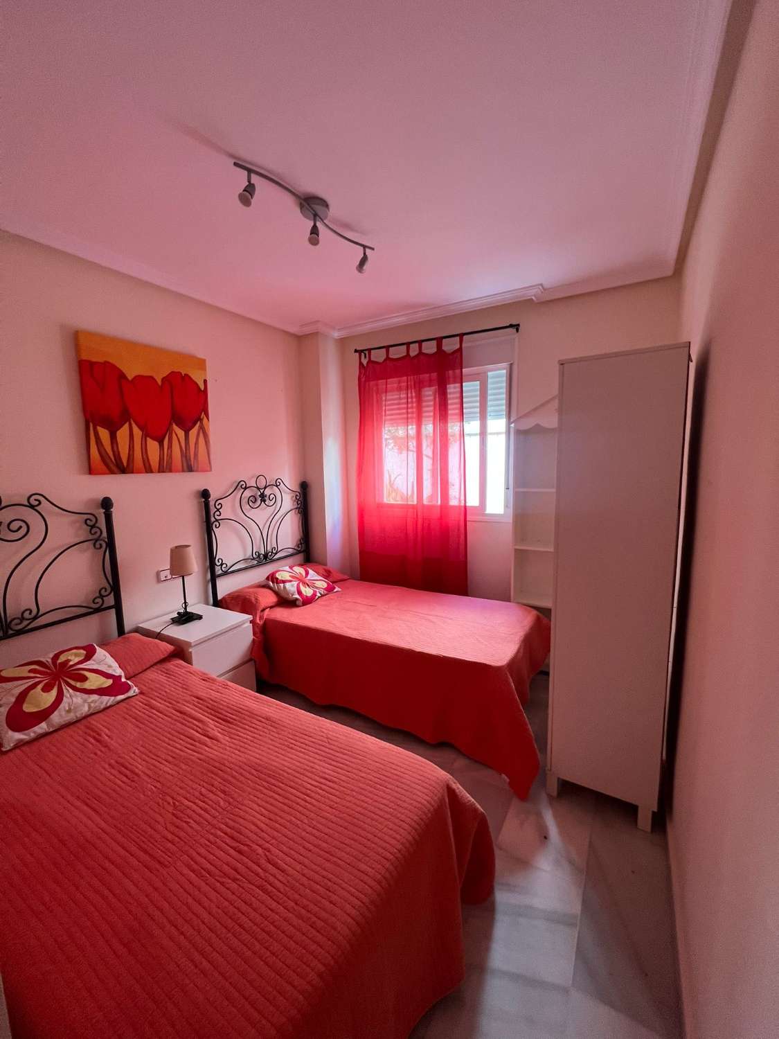 À LOUER DU 01/09/2026 AU 30/06/2027 BEL APPARTEMENT AVEC VUE SUR LA MER PRÈS DE LA CARIHUELA (TORREMOLINOS)