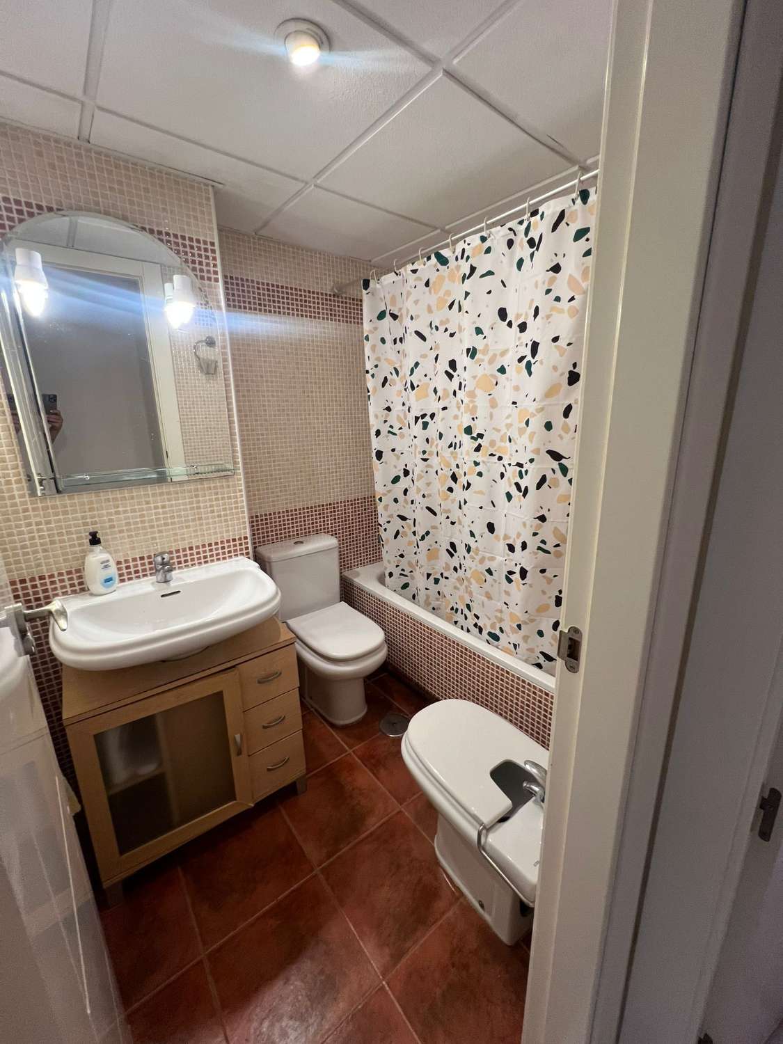 À LOUER DU 01/09/2026 AU 30/06/2027 BEL APPARTEMENT AVEC VUE SUR LA MER PRÈS DE LA CARIHUELA (TORREMOLINOS)