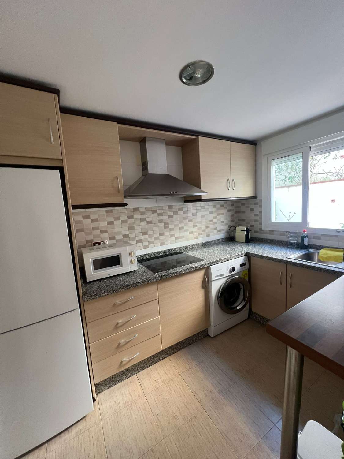 À LOUER DU 01/09/2026 AU 30/06/2027 BEL APPARTEMENT AVEC VUE SUR LA MER PRÈS DE LA CARIHUELA (TORREMOLINOS)