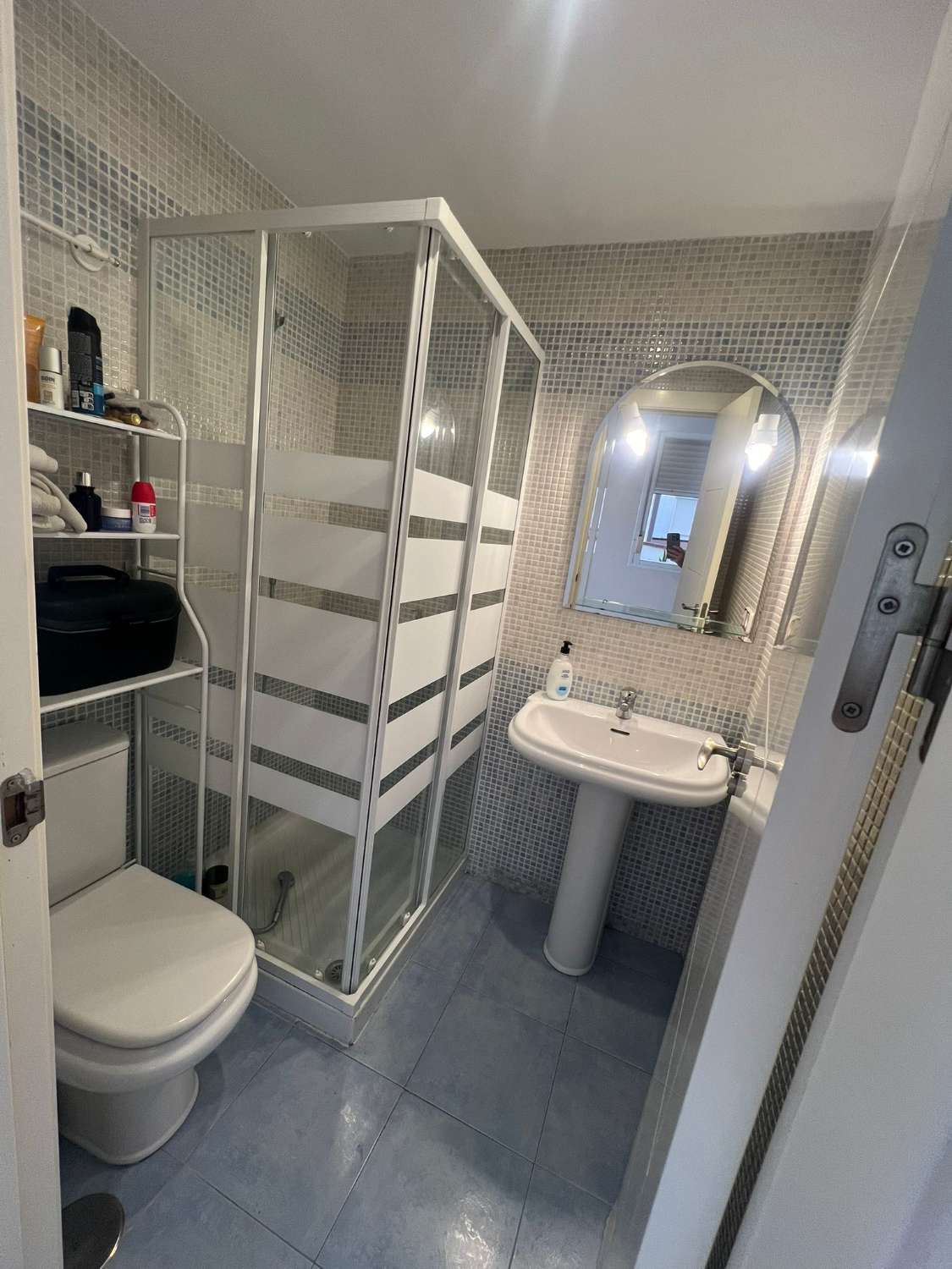 À LOUER DU 01/09/2026 AU 30/06/2027 BEL APPARTEMENT AVEC VUE SUR LA MER PRÈS DE LA CARIHUELA (TORREMOLINOS)