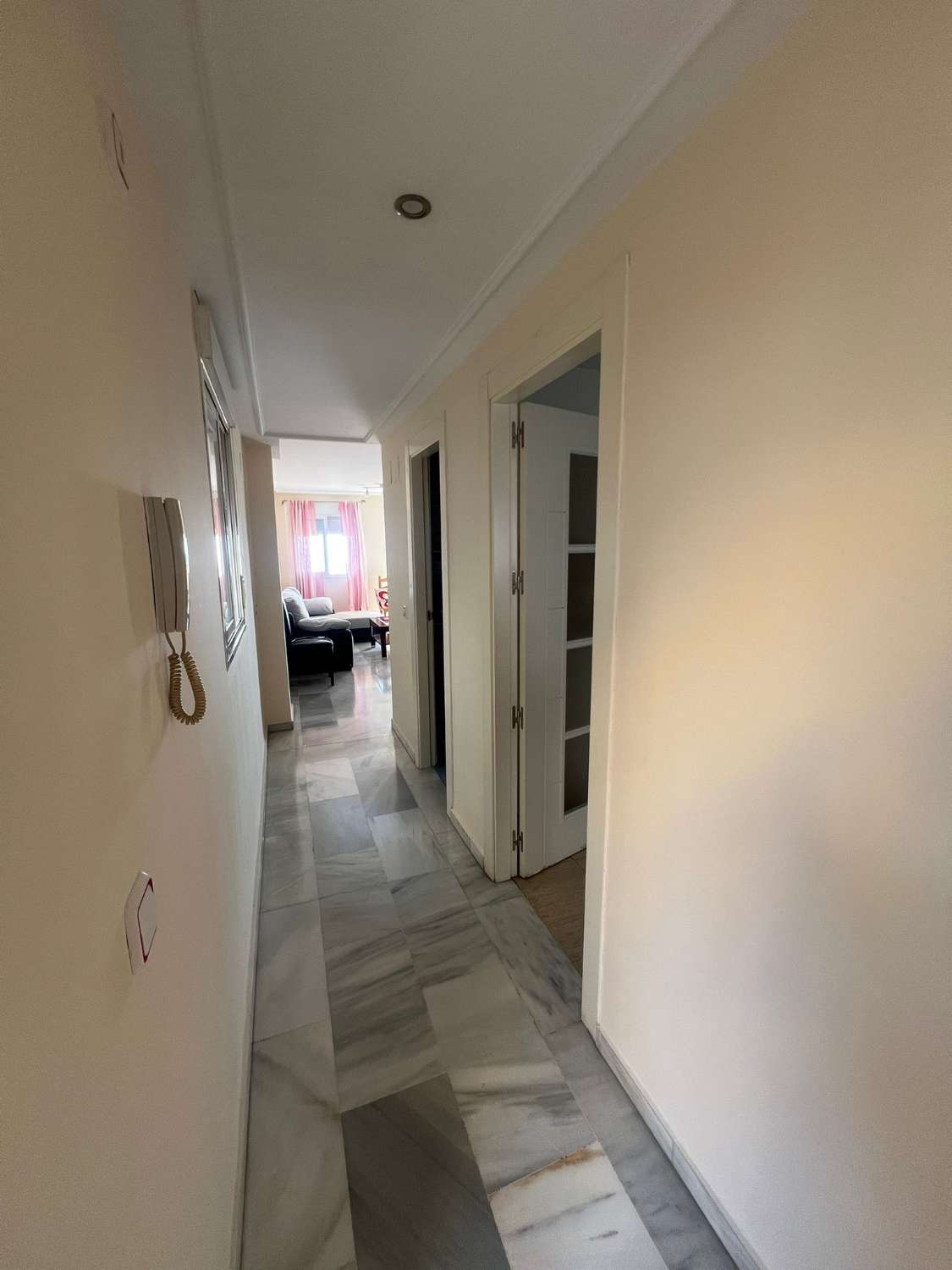 À LOUER DU 01/09/2026 AU 30/06/2027 BEL APPARTEMENT AVEC VUE SUR LA MER PRÈS DE LA CARIHUELA (TORREMOLINOS)