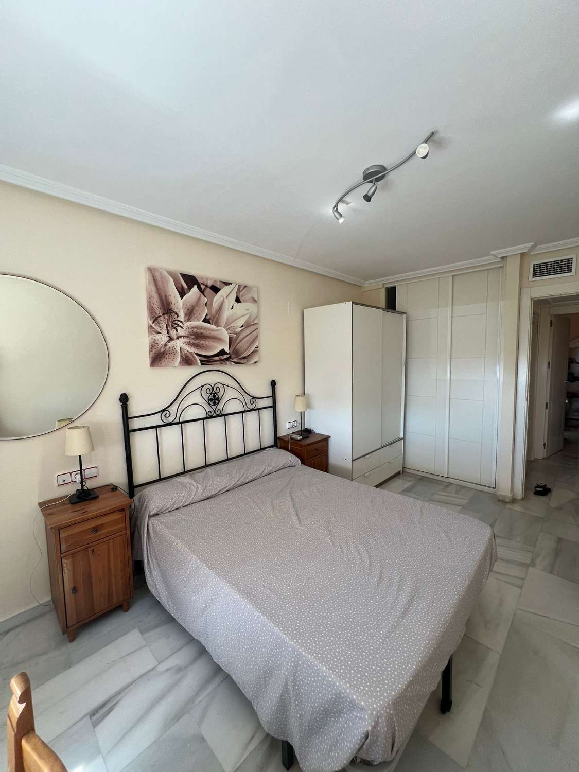 À LOUER DU 01/09/2026 AU 30/06/2027 BEL APPARTEMENT AVEC VUE SUR LA MER PRÈS DE LA CARIHUELA (TORREMOLINOS)