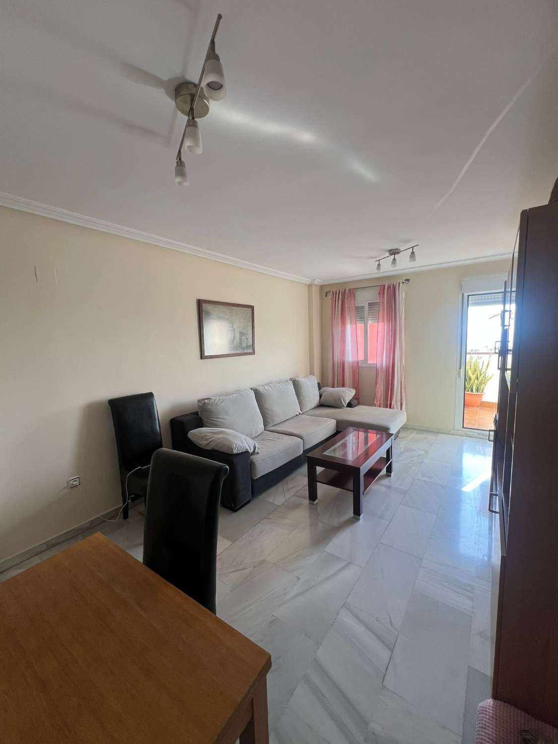 À LOUER DU 01/09/2026 AU 30/06/2027 BEL APPARTEMENT AVEC VUE SUR LA MER PRÈS DE LA CARIHUELA (TORREMOLINOS)