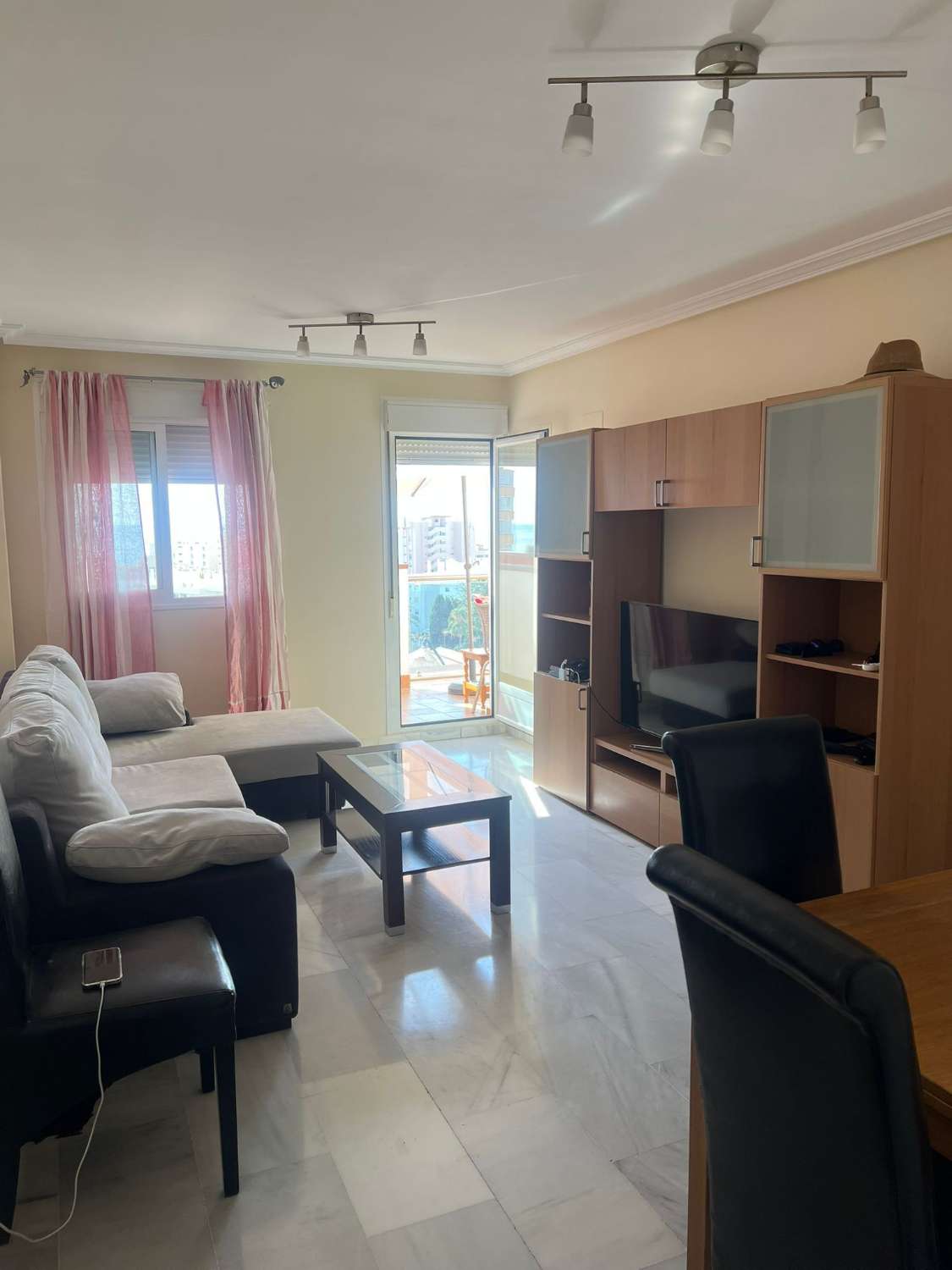 À LOUER DU 01/09/2026 AU 30/06/2027 BEL APPARTEMENT AVEC VUE SUR LA MER PRÈS DE LA CARIHUELA (TORREMOLINOS)