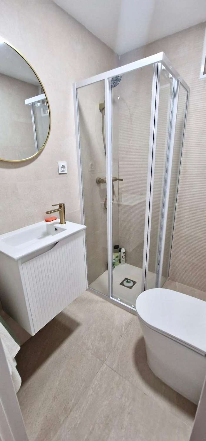 À LOUER DU 1/09/2026 AU 30/06/2027 BEL APPARTEMENT RÉNOVÉ À TORREMOLINOS