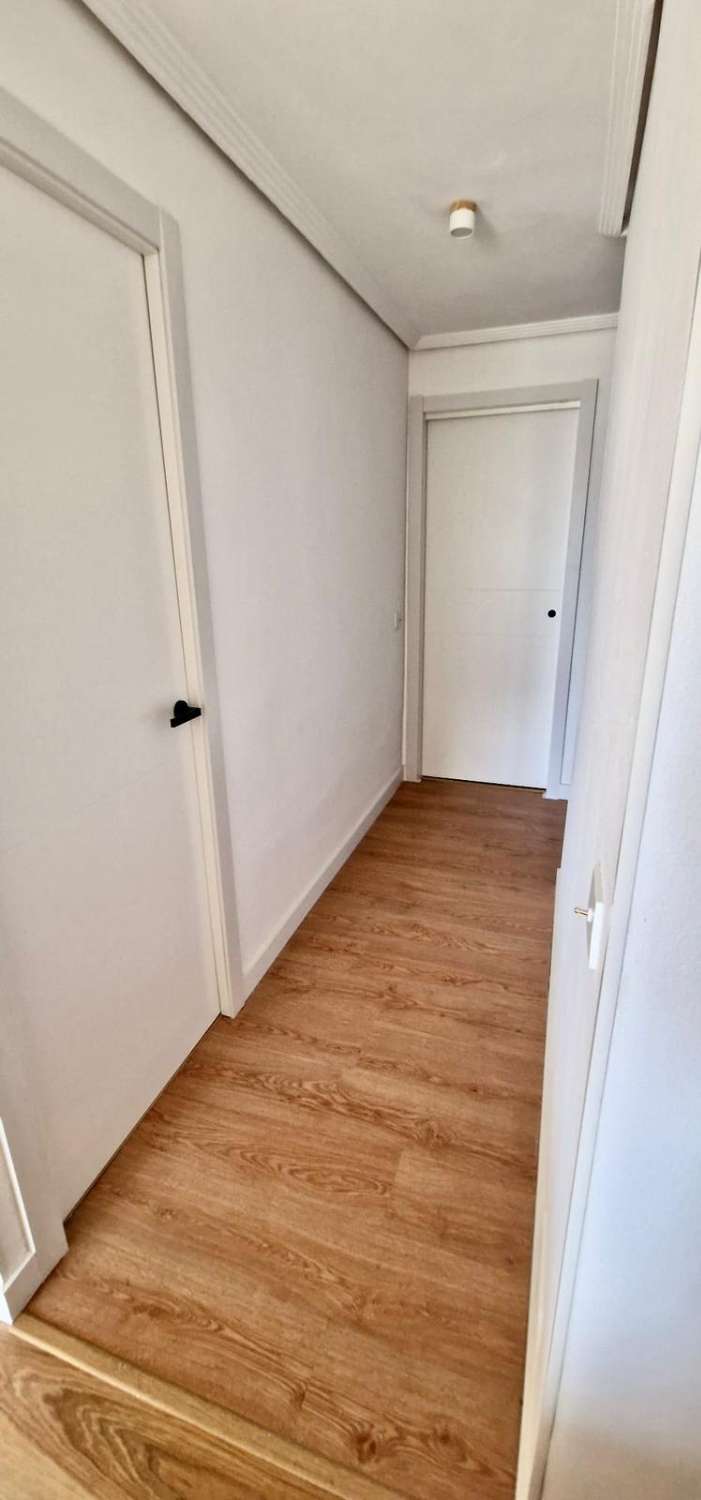 À LOUER DU 1/09/2026 AU 30/06/2027 BEL APPARTEMENT RÉNOVÉ À TORREMOLINOS