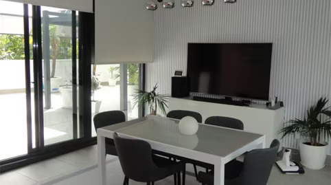 MAGNIFIK LÄGENHET TILL SALU I EN AV DE MEST LYXIGA URBANISERINGARNA I LOS ALAMOS (TORREMOLINOS)