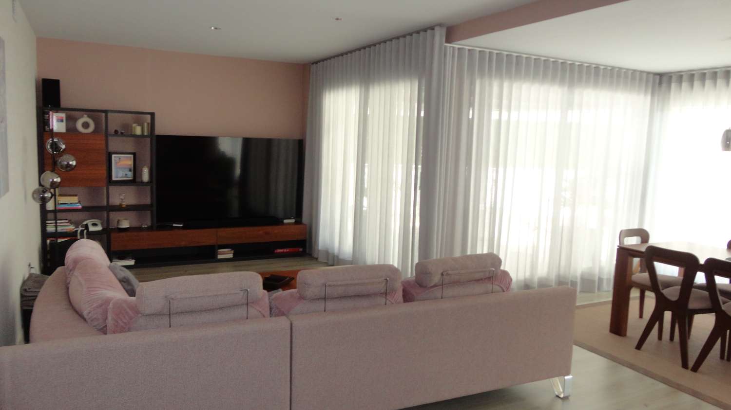 MAGNIFIK LÄGENHET TILL SALU I EN AV DE MEST LYXIGA URBANISERINGARNA I LOS ALAMOS (TORREMOLINOS)