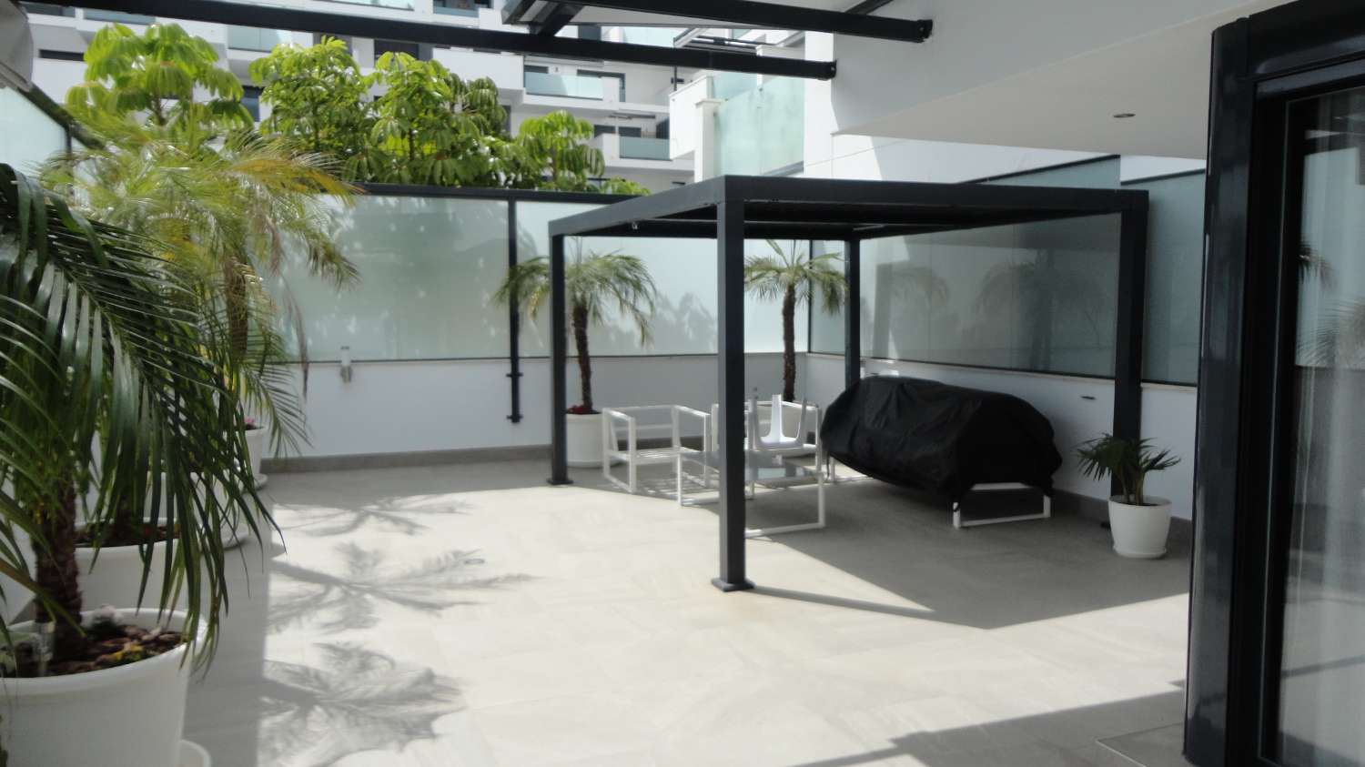 MAGNIFIK LÄGENHET TILL SALU I EN AV DE MEST LYXIGA URBANISERINGARNA I LOS ALAMOS (TORREMOLINOS)