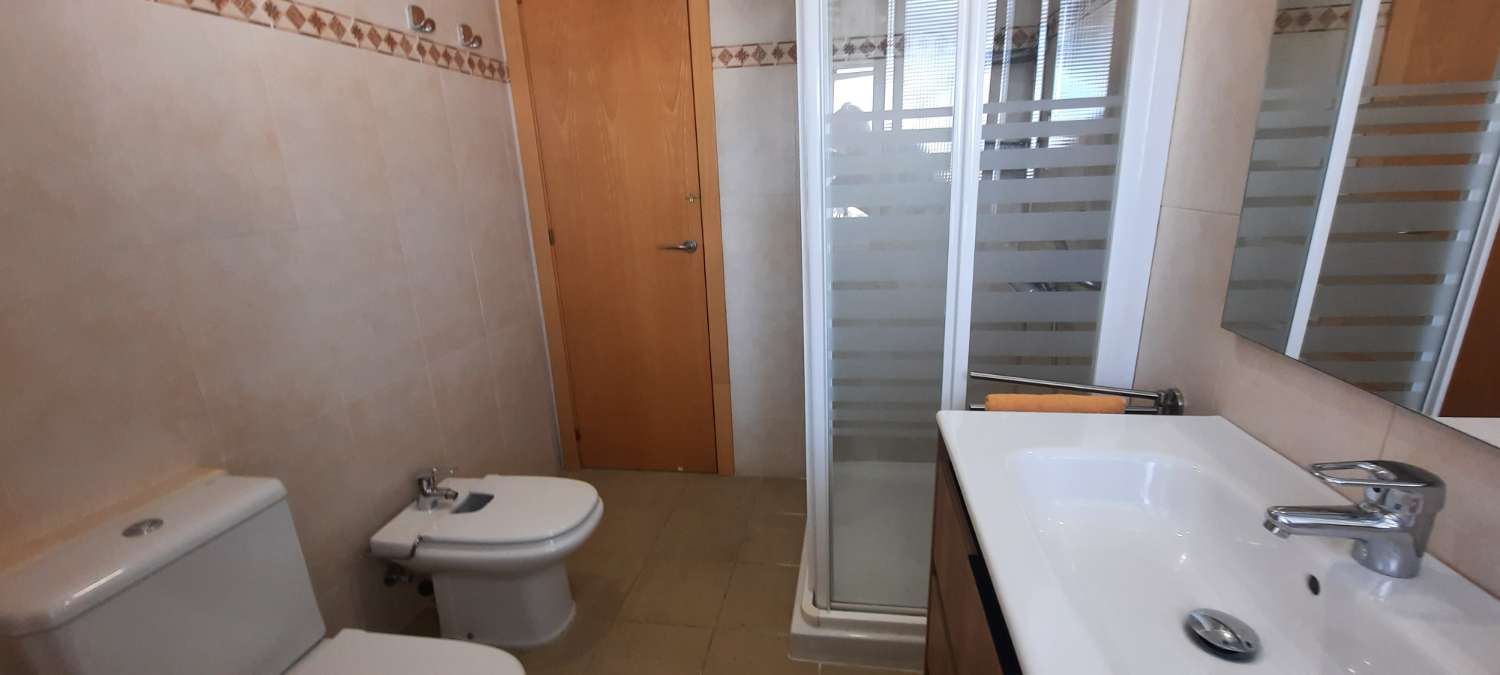 À LOUER À PARTIR DE MAINTENANT JUSQU’AU 30.06.26 ET DU 1.9.26 AU 30.6.27 JOLI APPARTEMENT AVEC VUE SUR LA MER À LA CARIHUELA (TORREMOLINOS)