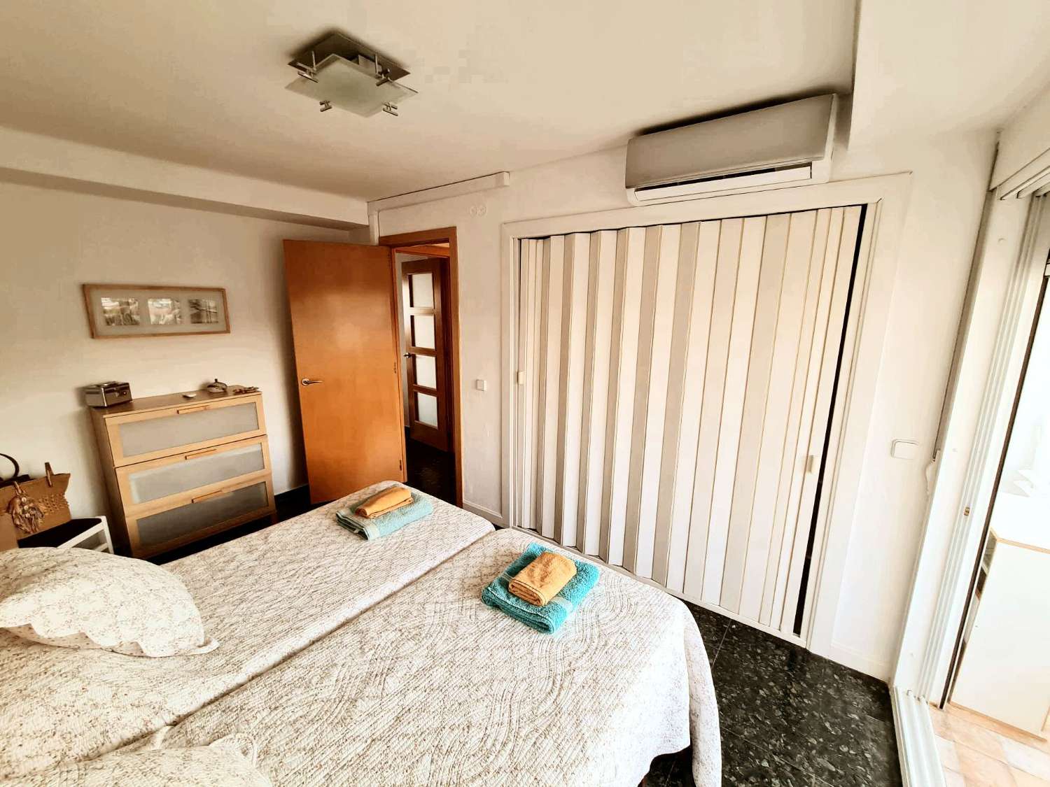À LOUER À PARTIR DE MAINTENANT JUSQU’AU 30.06.26 ET DU 1.9.26 AU 30.6.27 JOLI APPARTEMENT AVEC VUE SUR LA MER À LA CARIHUELA (TORREMOLINOS)