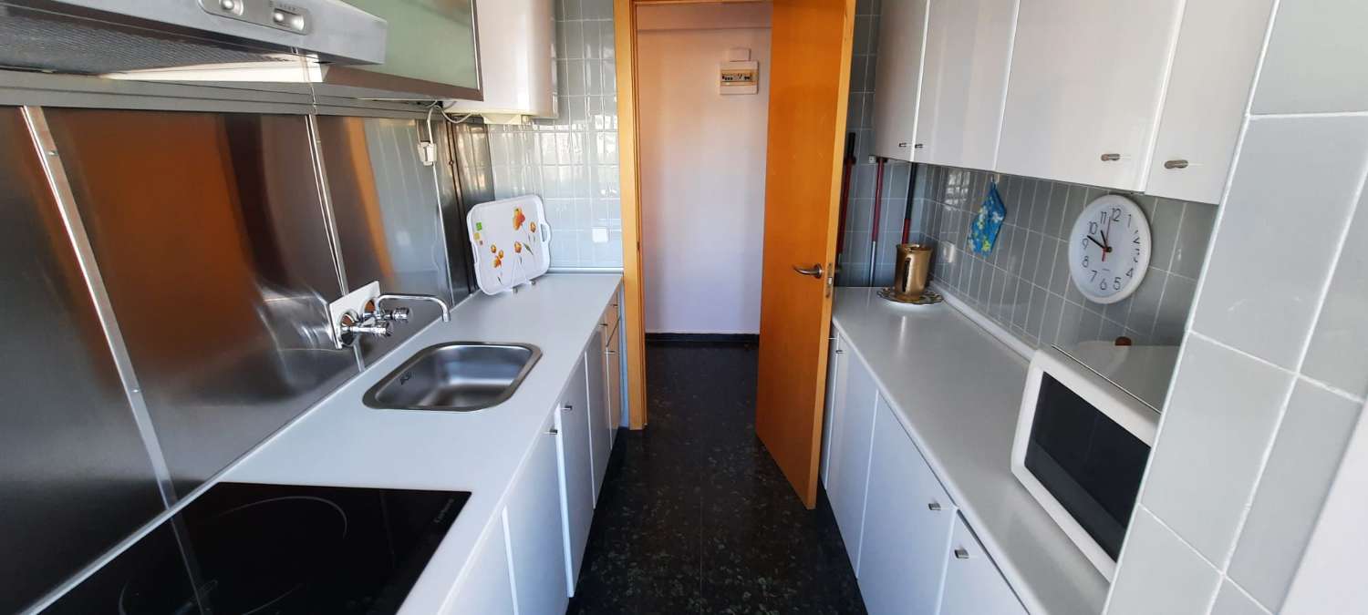 À LOUER À PARTIR DE MAINTENANT JUSQU’AU 30.06.26 ET DU 1.9.26 AU 30.6.27 JOLI APPARTEMENT AVEC VUE SUR LA MER À LA CARIHUELA (TORREMOLINOS)