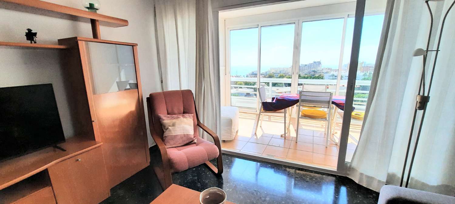 À LOUER À PARTIR DE MAINTENANT JUSQU’AU 30.06.26 ET DU 1.9.26 AU 30.6.27 JOLI APPARTEMENT AVEC VUE SUR LA MER À LA CARIHUELA (TORREMOLINOS)