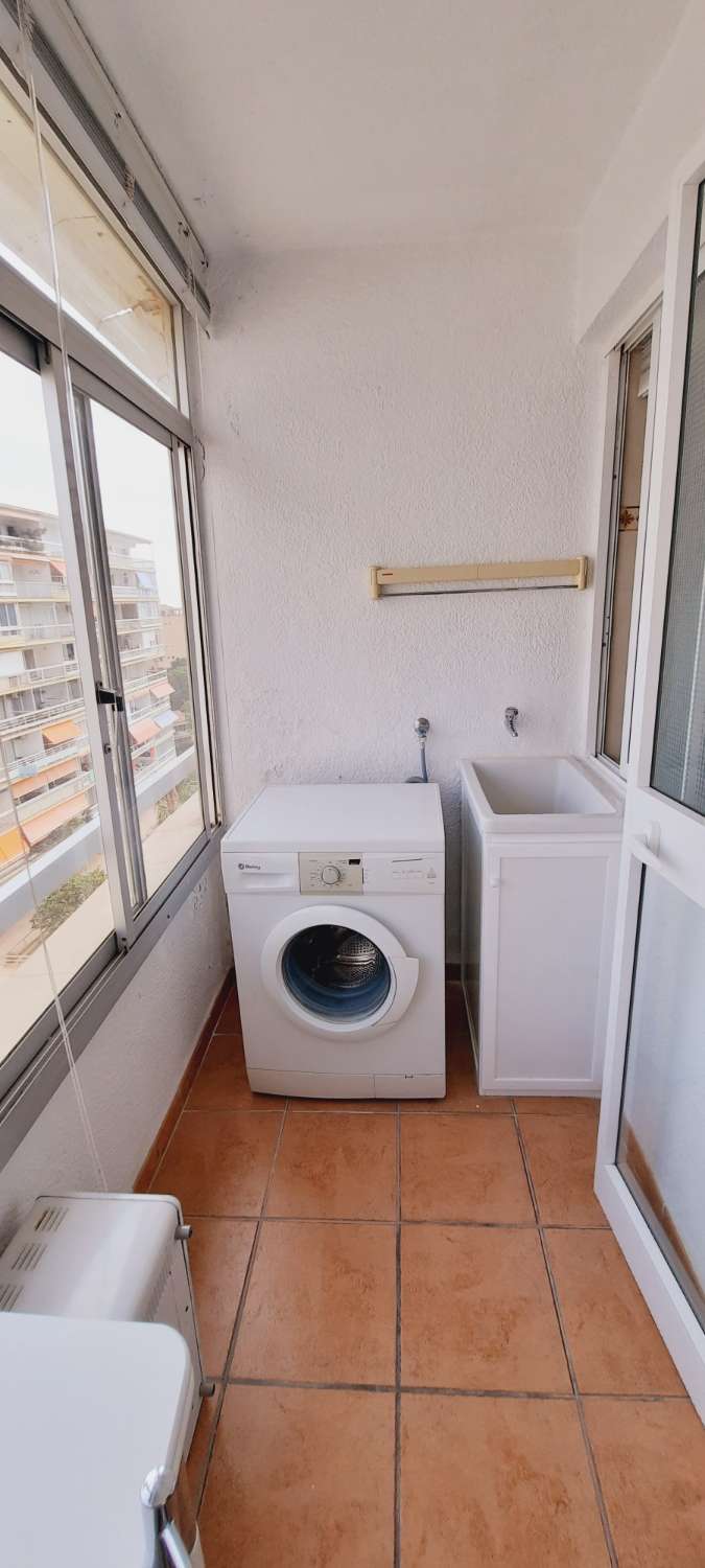 À LOUER À PARTIR DE MAINTENANT JUSQU’AU 30.06.26 ET DU 1.9.26 AU 30.6.27 JOLI APPARTEMENT AVEC VUE SUR LA MER À LA CARIHUELA (TORREMOLINOS)