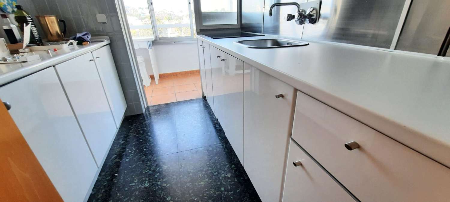 À LOUER À PARTIR DE MAINTENANT JUSQU’AU 30.06.26 ET DU 1.9.26 AU 30.6.27 JOLI APPARTEMENT AVEC VUE SUR LA MER À LA CARIHUELA (TORREMOLINOS)