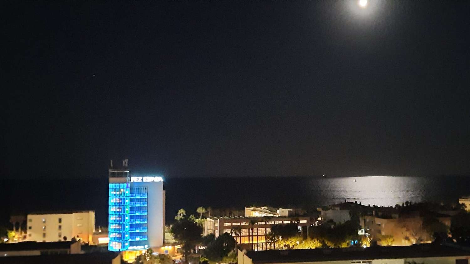 À LOUER À PARTIR DE MAINTENANT JUSQU’AU 30.06.26 ET DU 1.9.26 AU 30.6.27 JOLI APPARTEMENT AVEC VUE SUR LA MER À LA CARIHUELA (TORREMOLINOS)