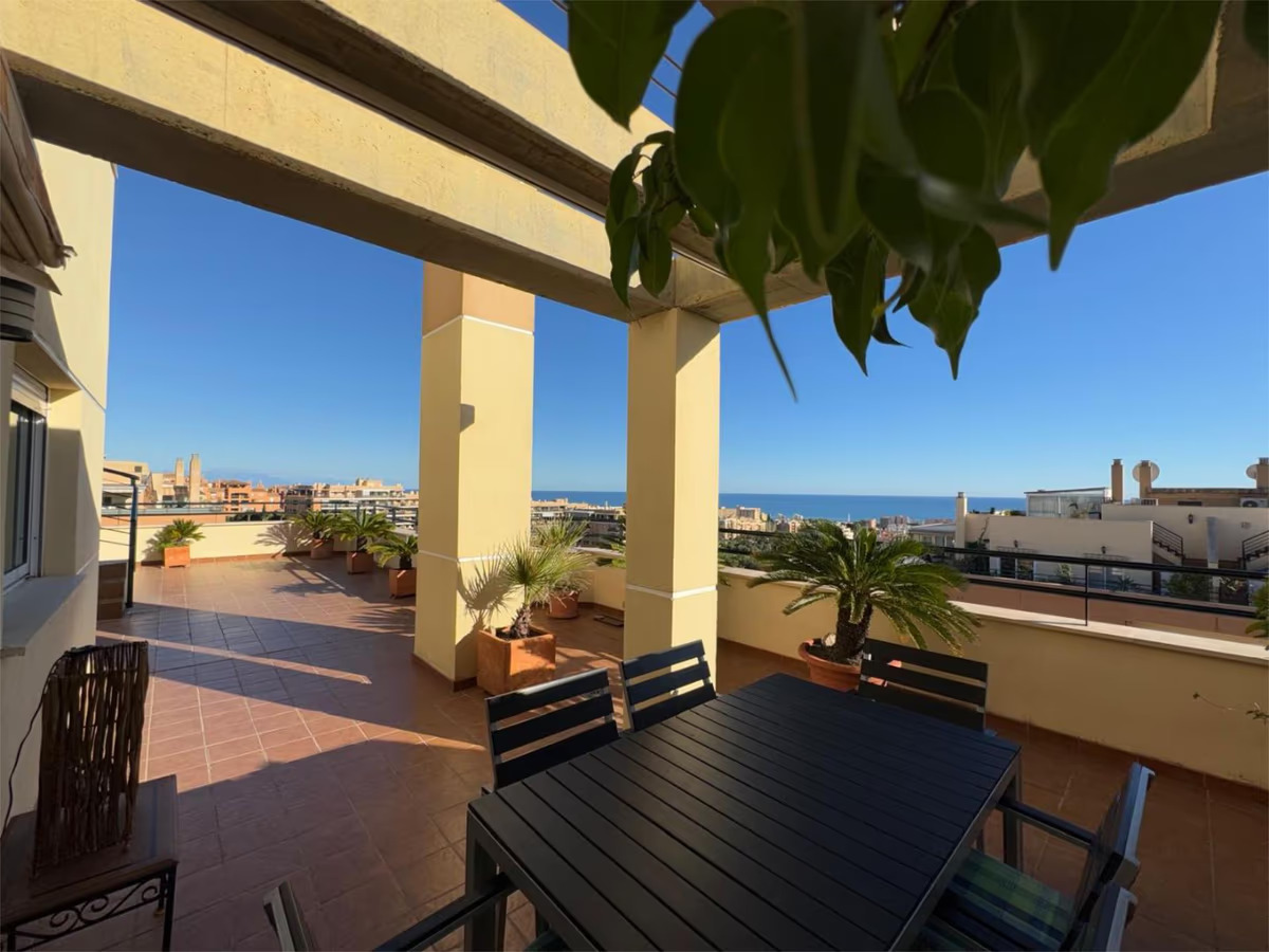 Magnifik duplex-penthouse till salu med fantastisk havs- och bergsutsikt i Torremolinos