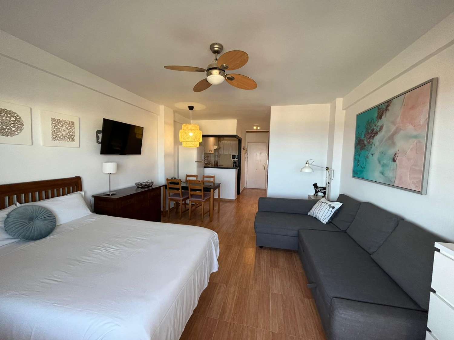 SE ALQUILA  DESDE 01/09/2026- 30/06/2027CON VISTAS AL MAR (TORREMOLINOS)