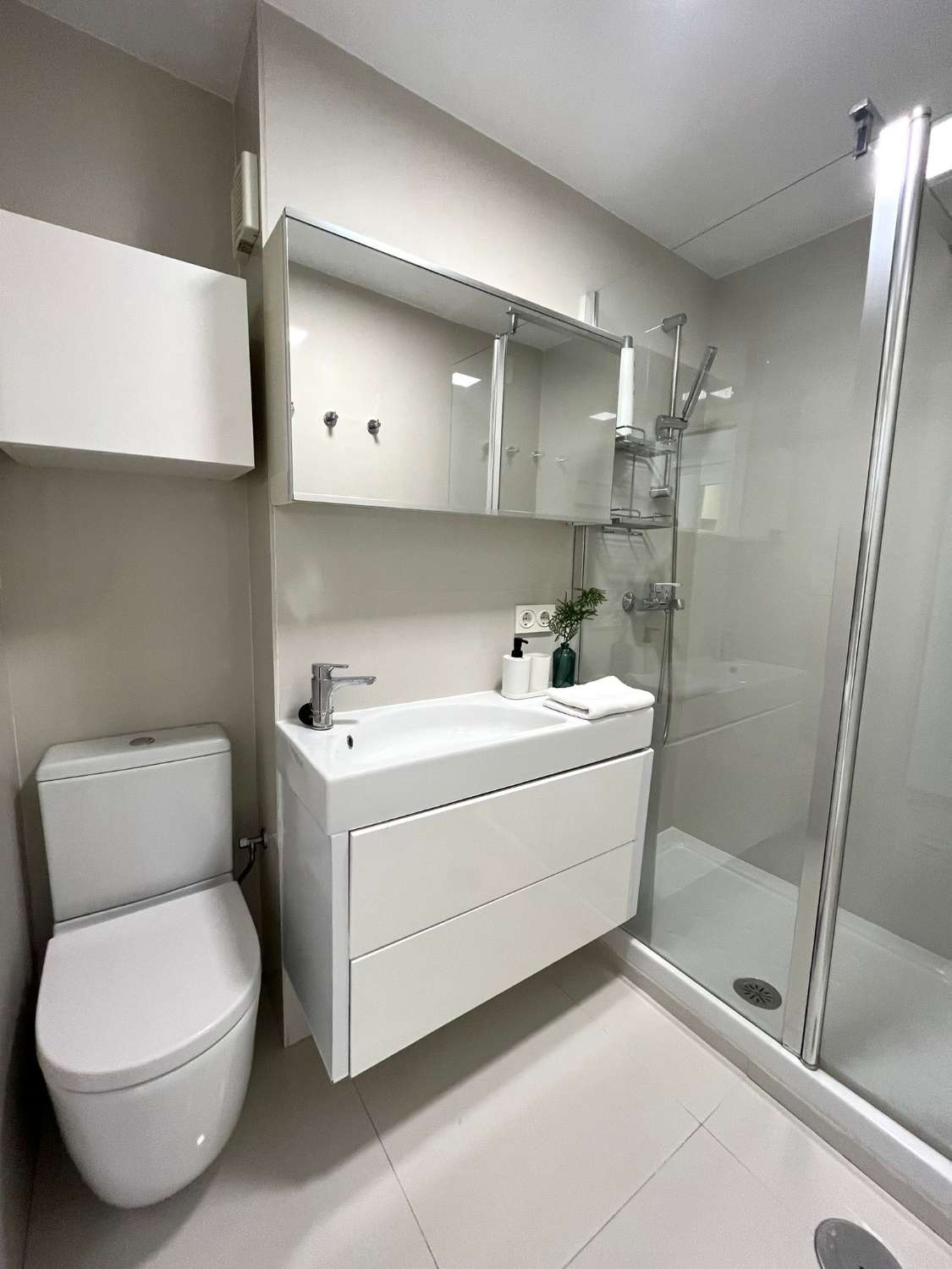 SE ALQUILA  DESDE 01/09/2026- 30/06/2027CON VISTAS AL MAR (TORREMOLINOS)