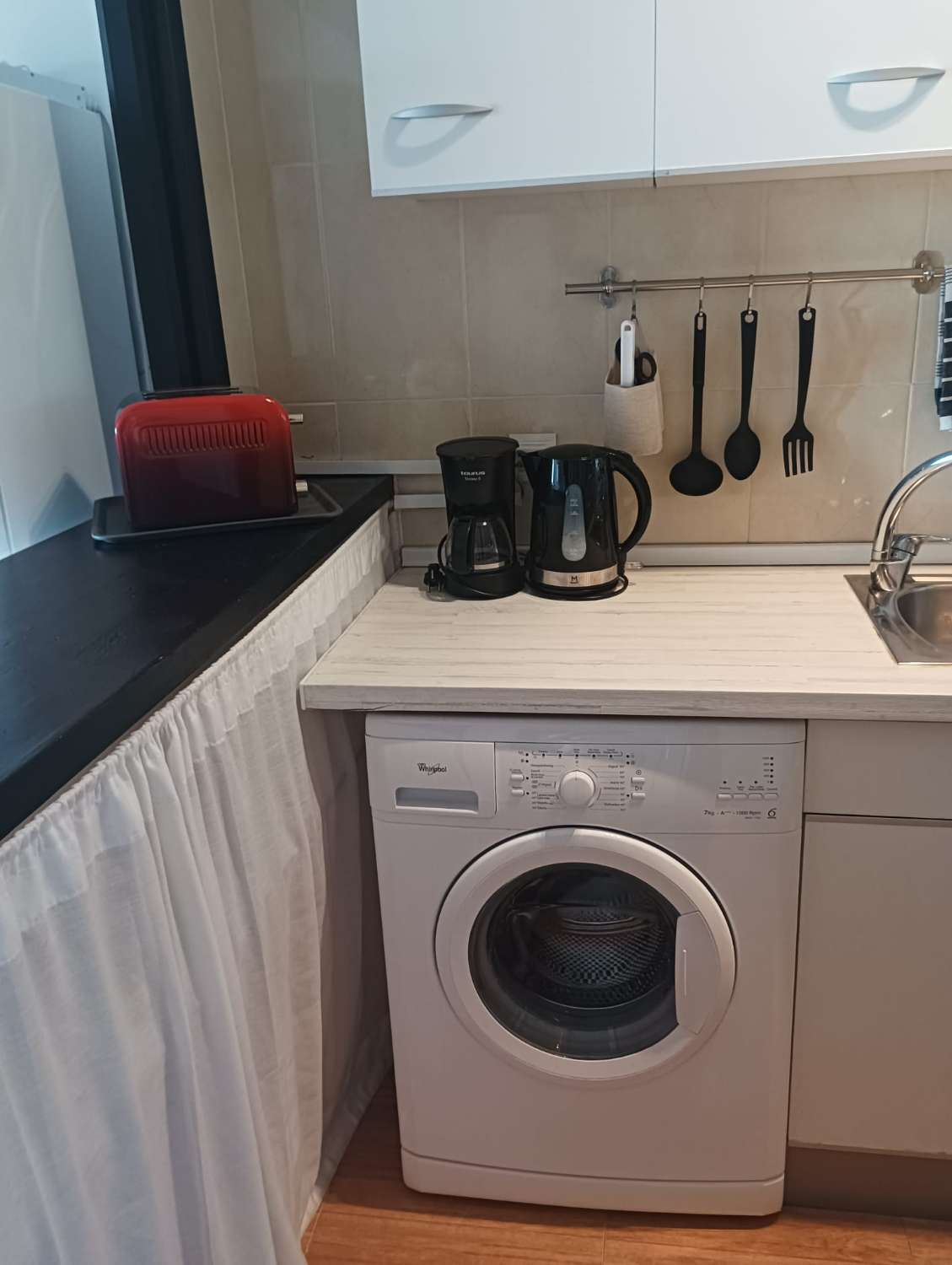 SE ALQUILA  DESDE 01/09/2026- 30/06/2027CON VISTAS AL MAR (TORREMOLINOS)