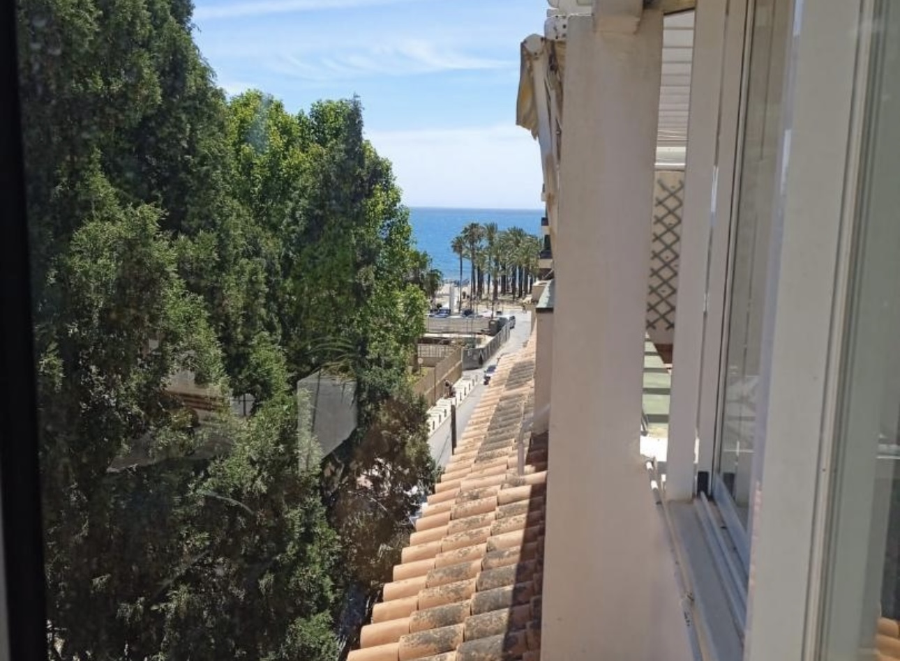 MAGNIFIK PENTHOUSE MED HAVSUTSIKT TILL SALU I LA CARIHUELA (TORREMOLINOS)