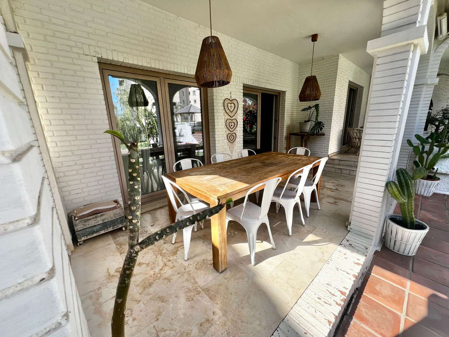 Se alquila desde 01/10/25 hasta 30/06/26 . magnífica villa en zona de Playamar ( Torremolinos )