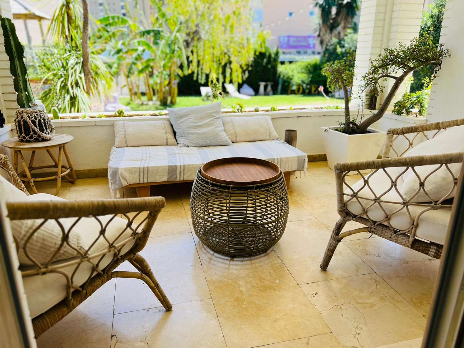 Se alquila desde 01/10/25 hasta 30/06/26 . magnífica villa en zona de Playamar ( Torremolinos )