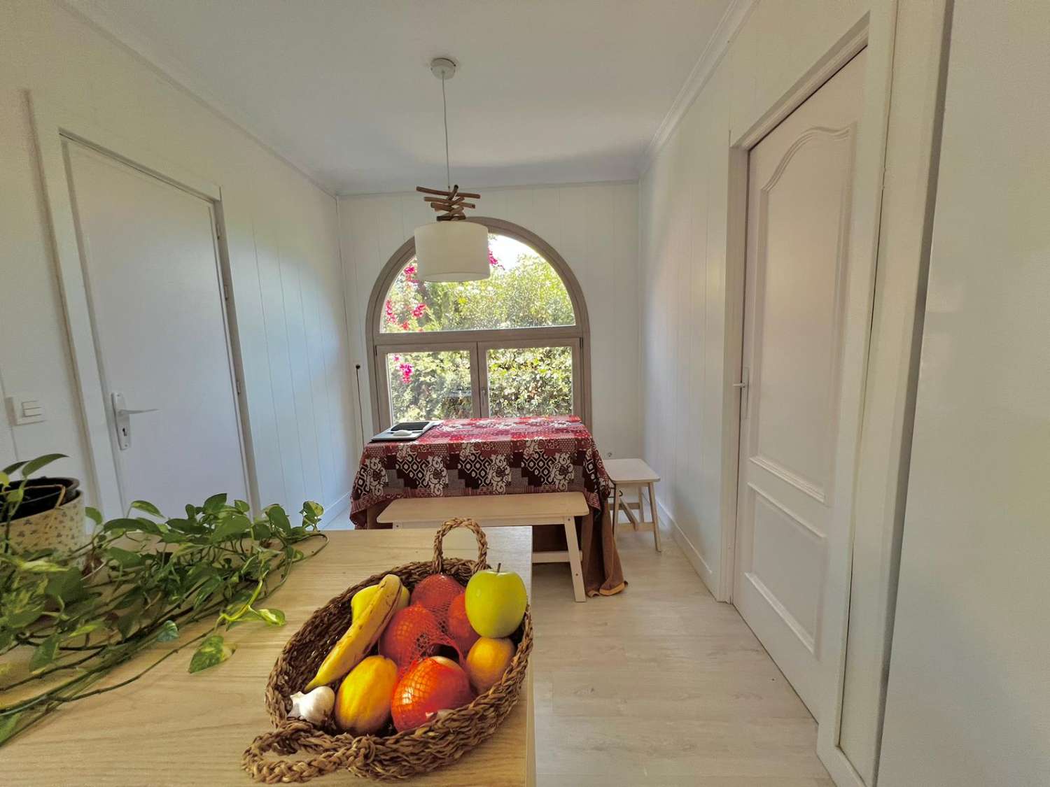 Se alquila desde 01/10/25 hasta 30/06/26 . magnífica villa en zona de Playamar ( Torremolinos )