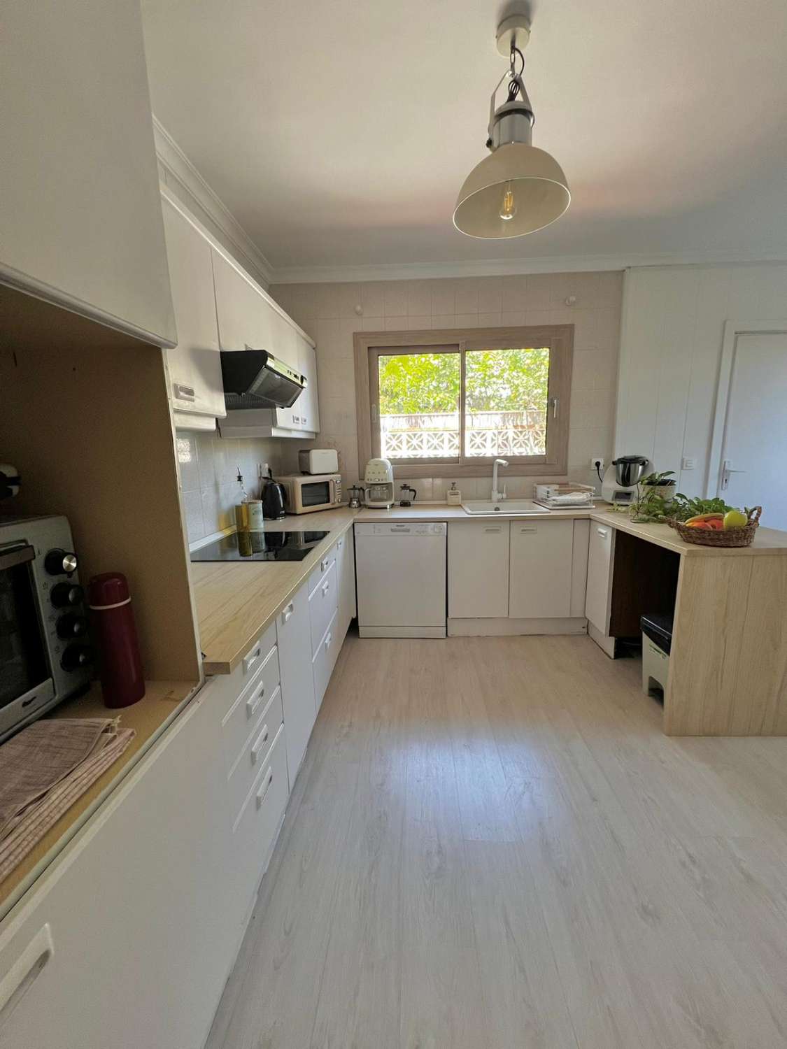 Se alquila desde 01/10/25 hasta 30/06/26 . magnífica villa en zona de Playamar ( Torremolinos )