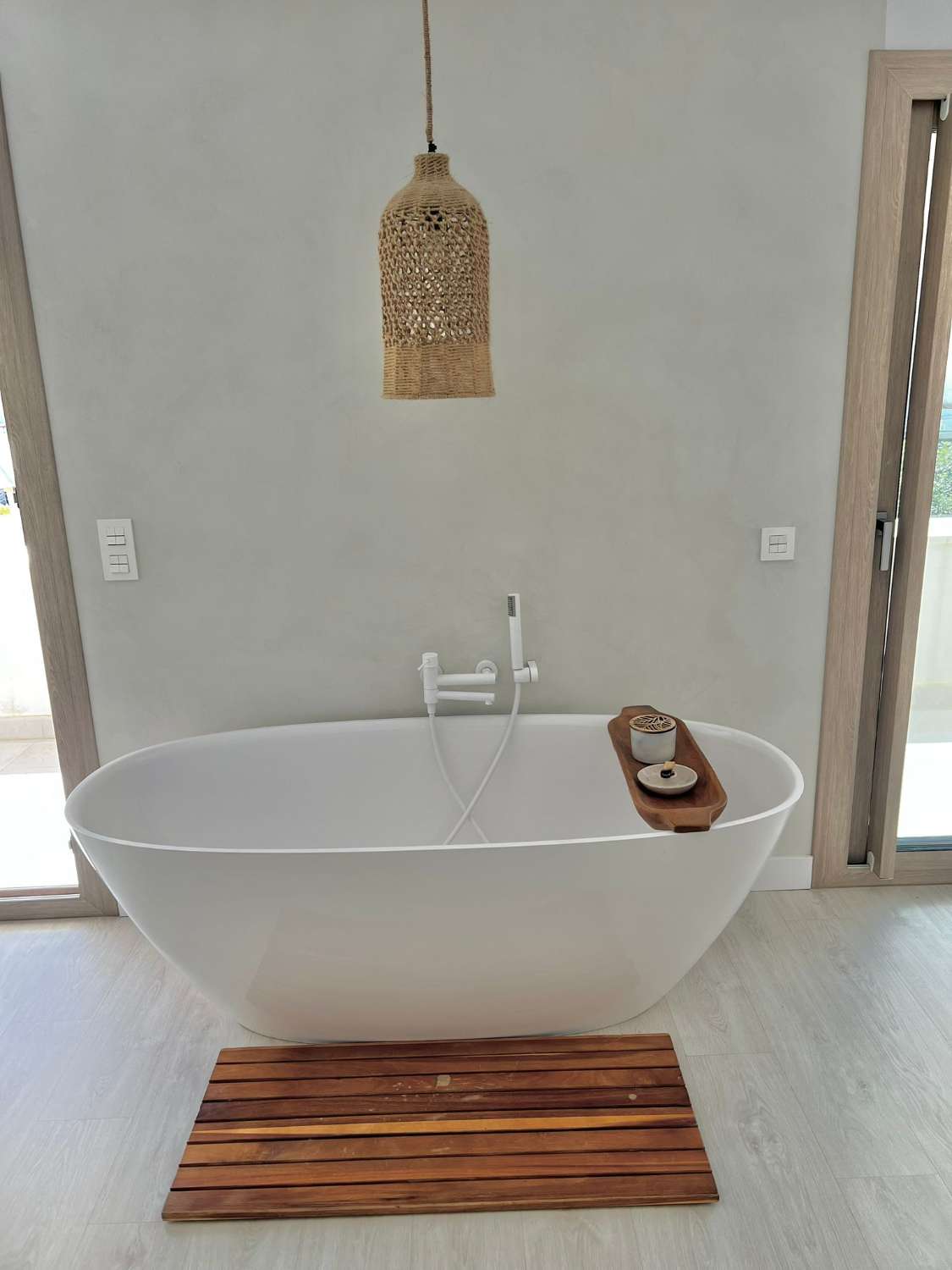 Se alquila desde 01/10/25 hasta 30/06/26 . magnífica villa en zona de Playamar ( Torremolinos )