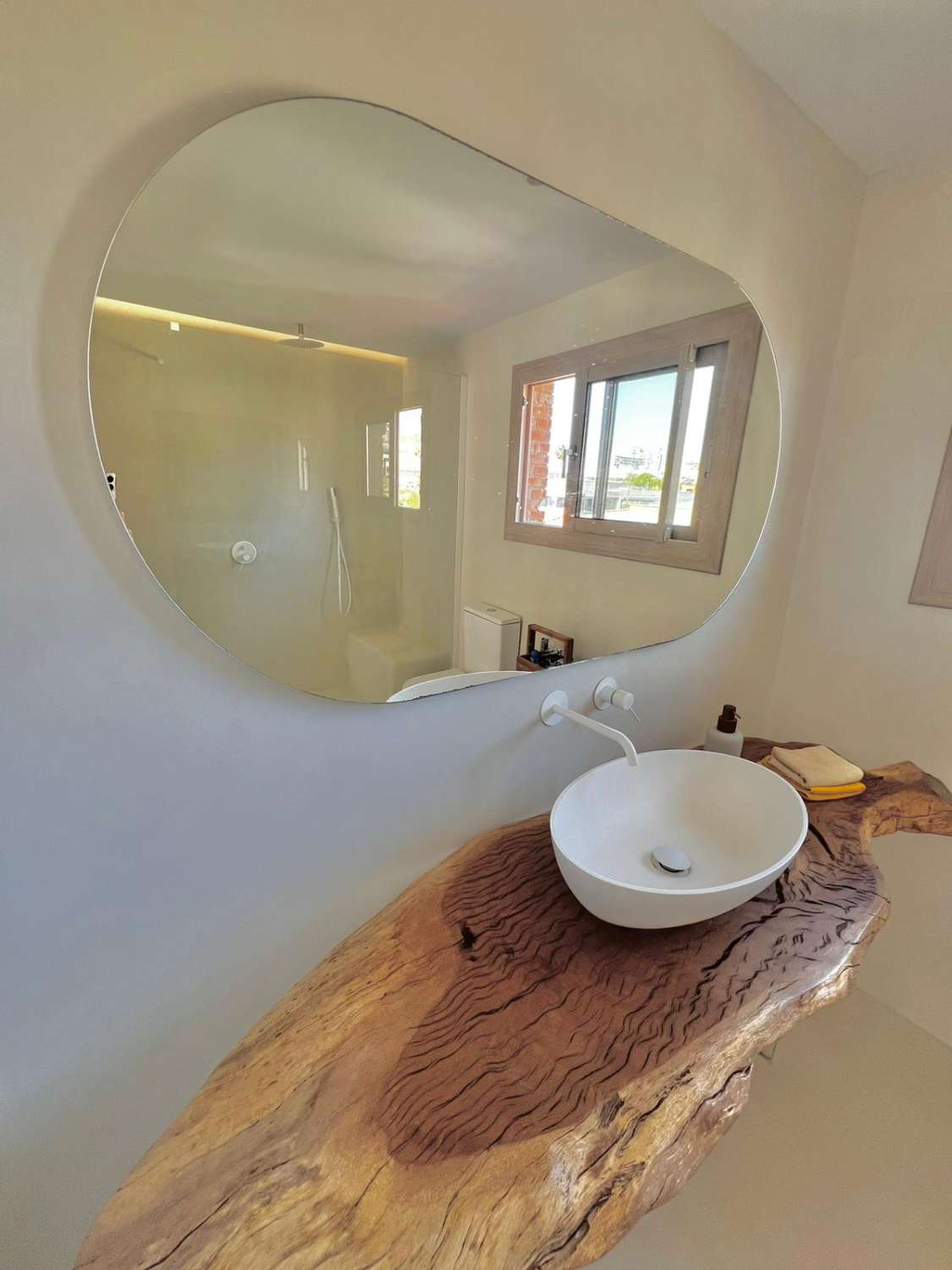 Se alquila desde 01/10/25 hasta 30/06/26 . magnífica villa en zona de Playamar ( Torremolinos )