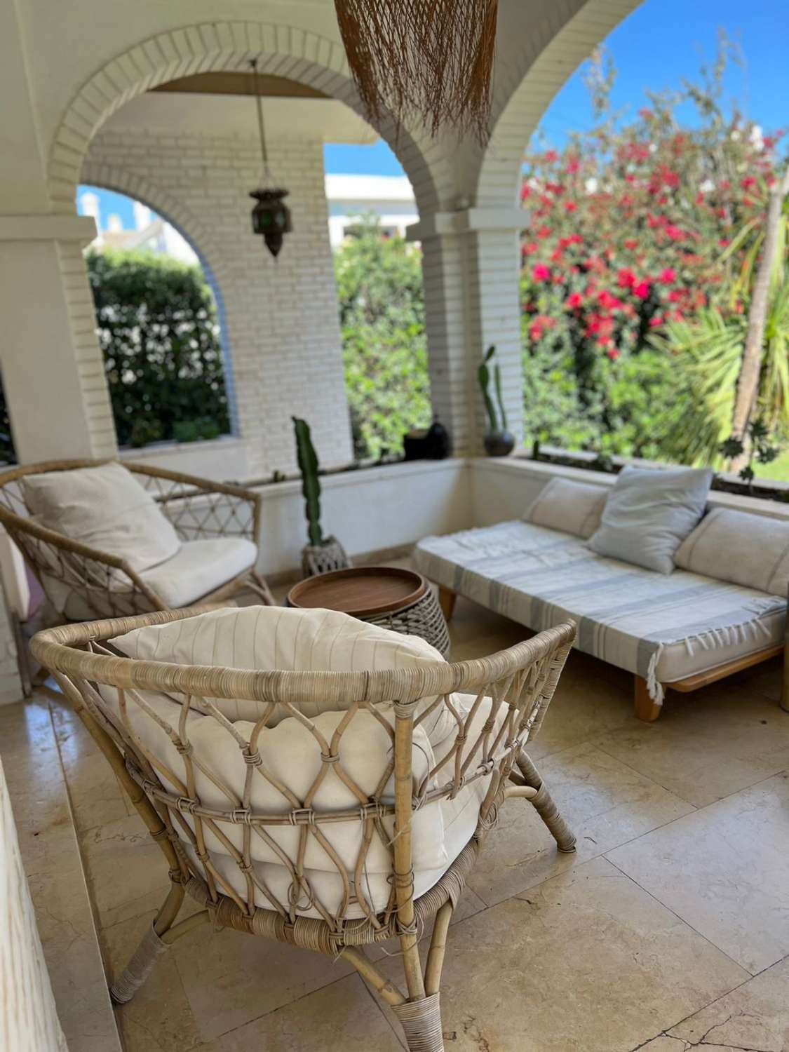 Se alquila desde 01/10/25 hasta 30/06/26 . magnífica villa en zona de Playamar ( Torremolinos )