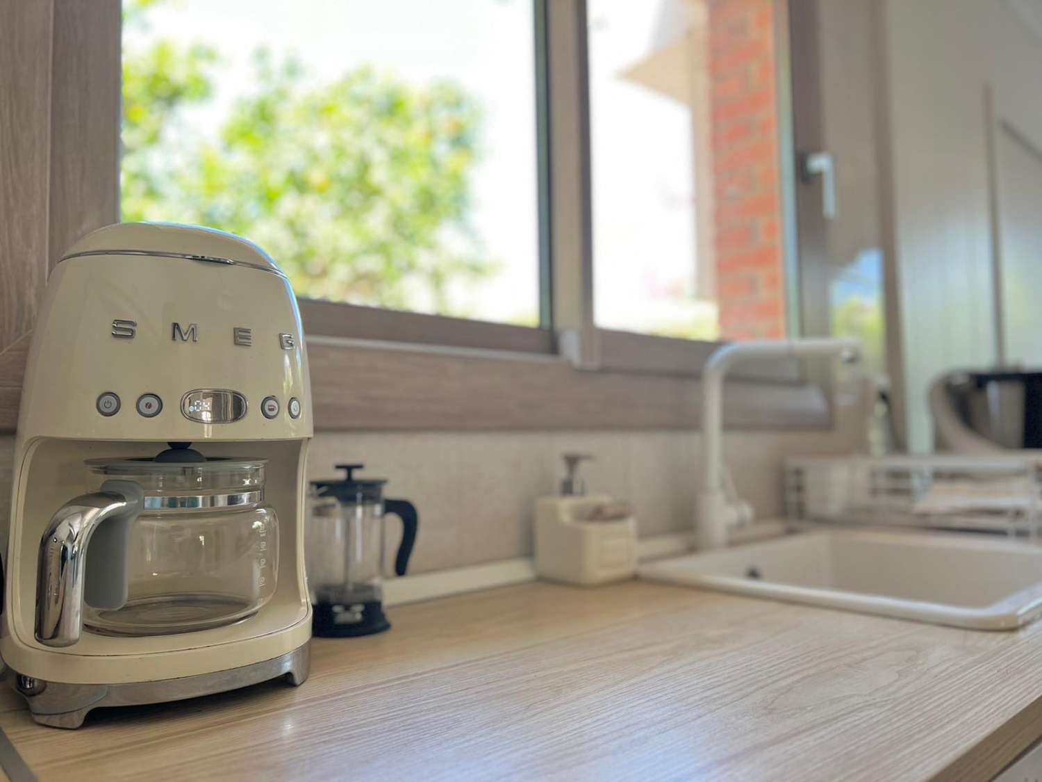 Se alquila desde 01/10/25 hasta 30/06/26 . magnífica villa en zona de Playamar ( Torremolinos )