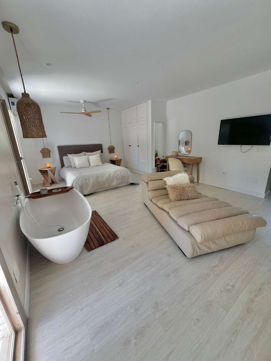 Se alquila desde 01/10/25 hasta 30/06/26 . magnífica villa en zona de Playamar ( Torremolinos )