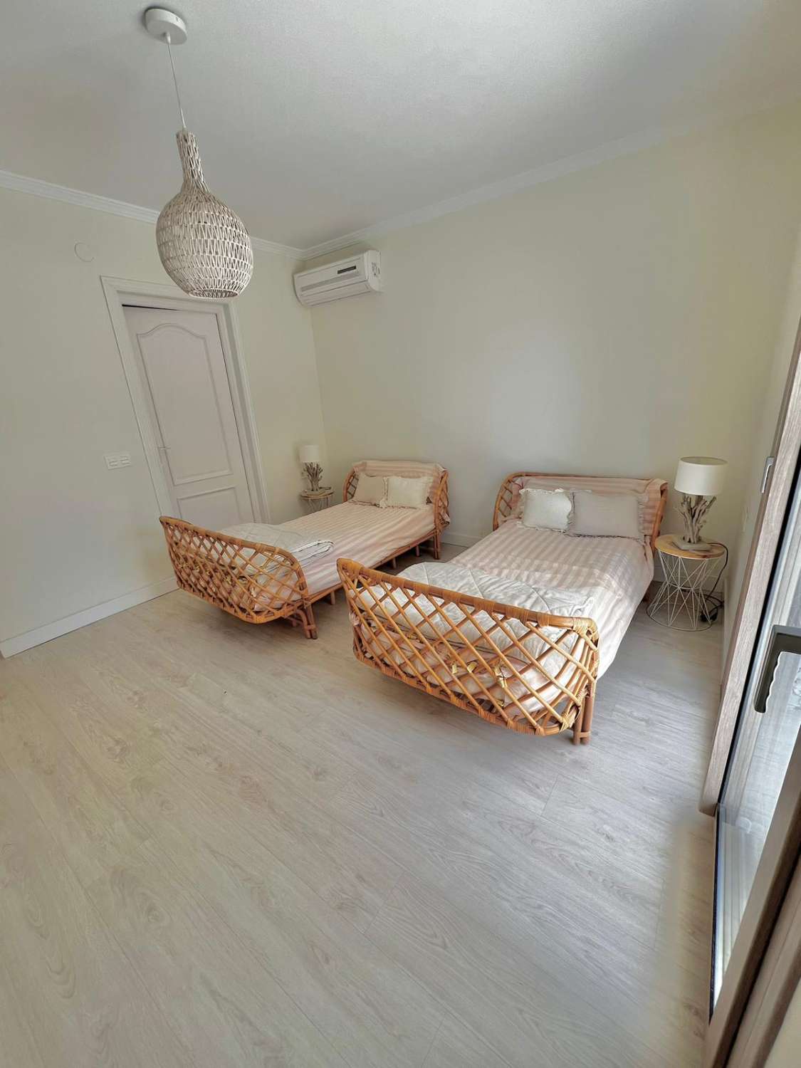 Se alquila desde 01/10/25 hasta 30/06/26 . magnífica villa en zona de Playamar ( Torremolinos )