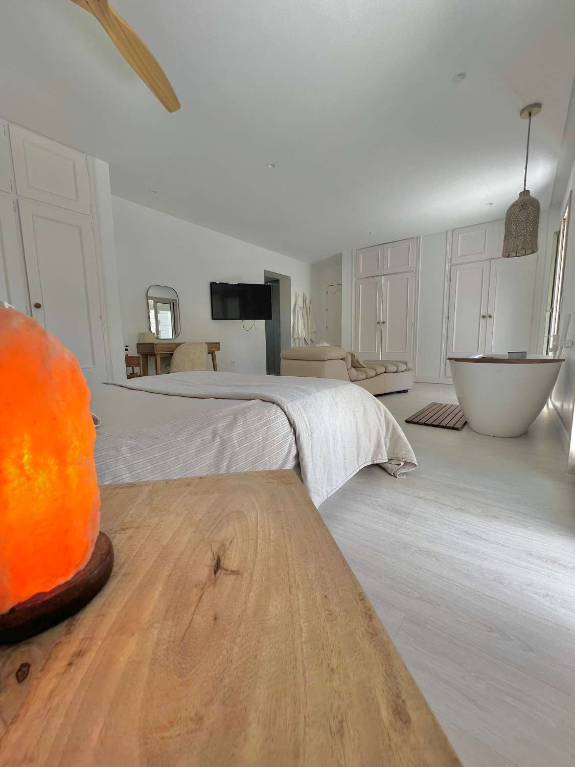 Se alquila desde 01/10/25 hasta 30/06/26 . magnífica villa en zona de Playamar ( Torremolinos )