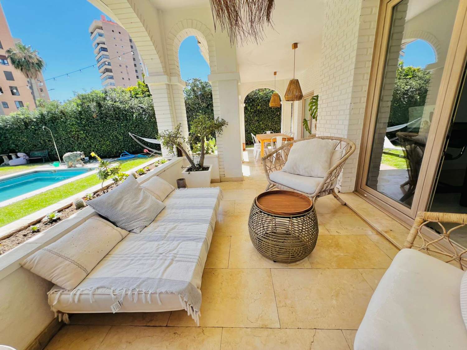 Se alquila desde 01/10/25 hasta 30/06/26 . magnífica villa en zona de Playamar ( Torremolinos )