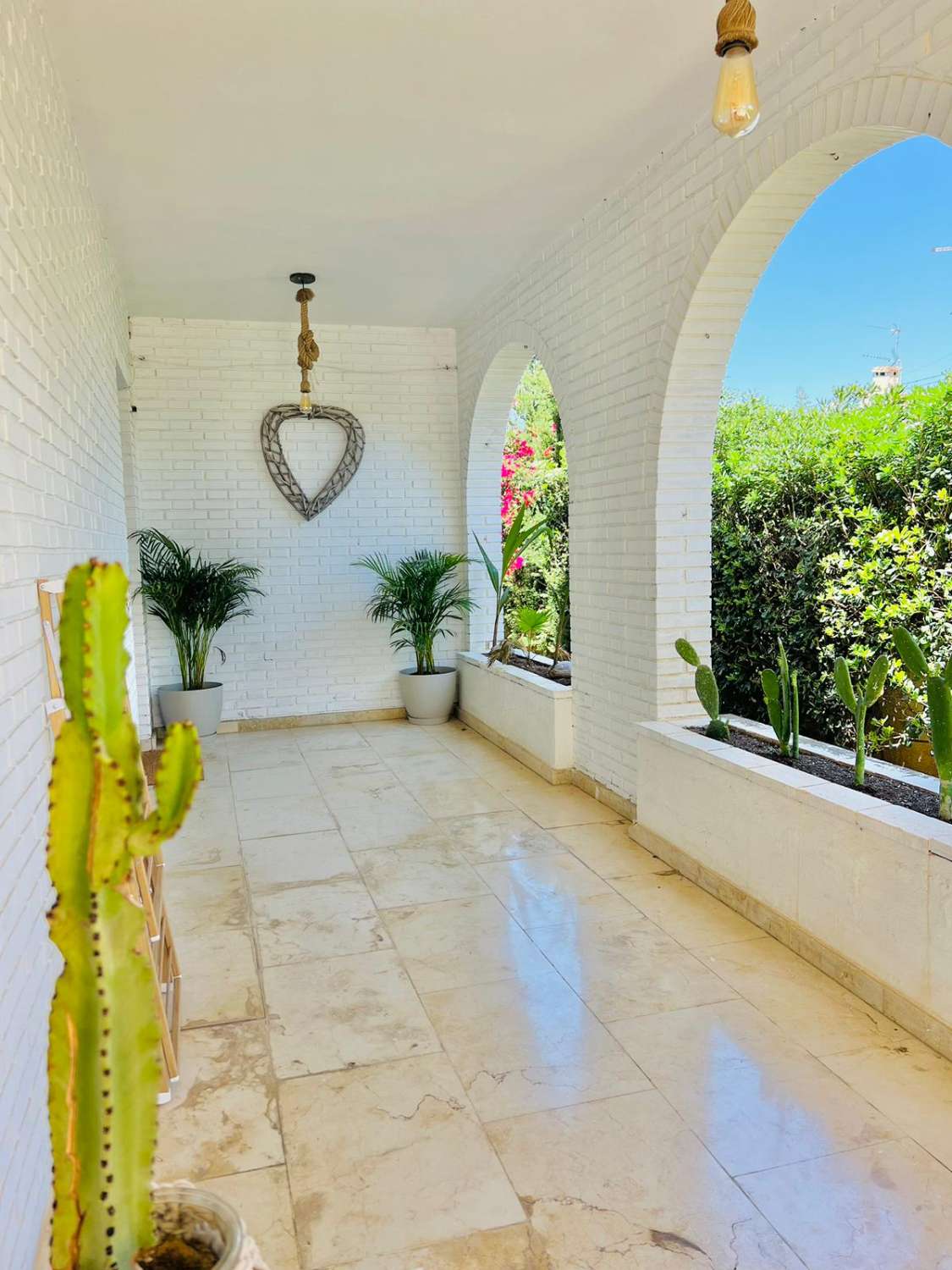 Se alquila desde 01/10/25 hasta 30/06/26 . magnífica villa en zona de Playamar ( Torremolinos )