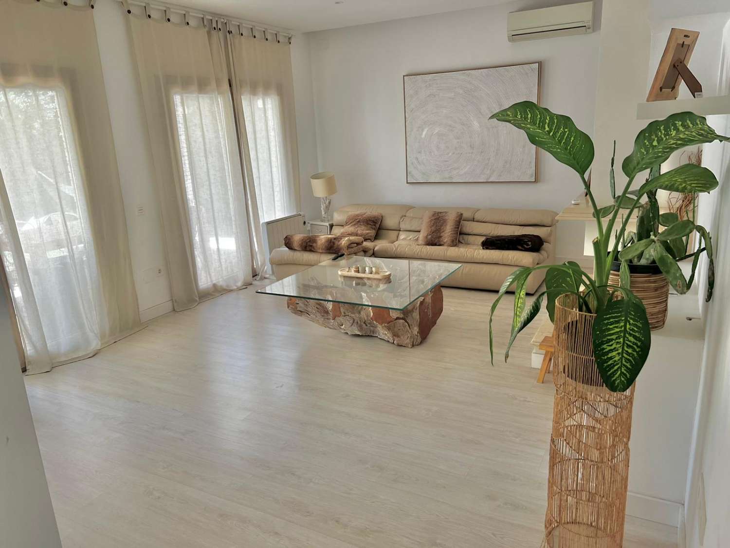 Se alquila desde 01/10/25 hasta 30/06/26 . magnífica villa en zona de Playamar ( Torremolinos )