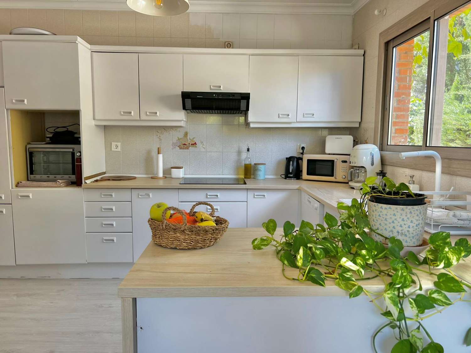 Se alquila desde 01/10/25 hasta 30/06/26 . magnífica villa en zona de Playamar ( Torremolinos )