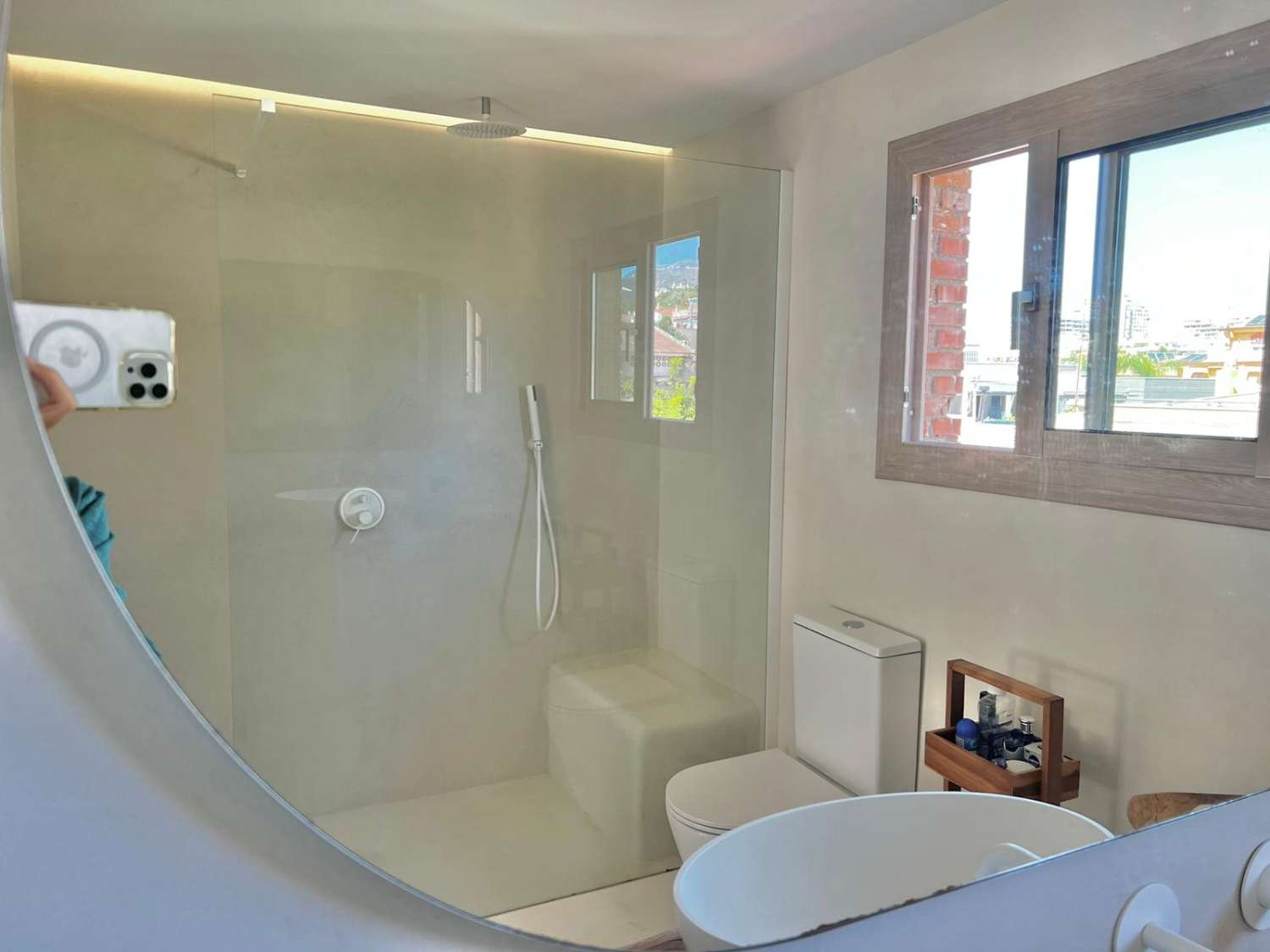 Se alquila desde 01/10/25 hasta 30/06/26 . magnífica villa en zona de Playamar ( Torremolinos )