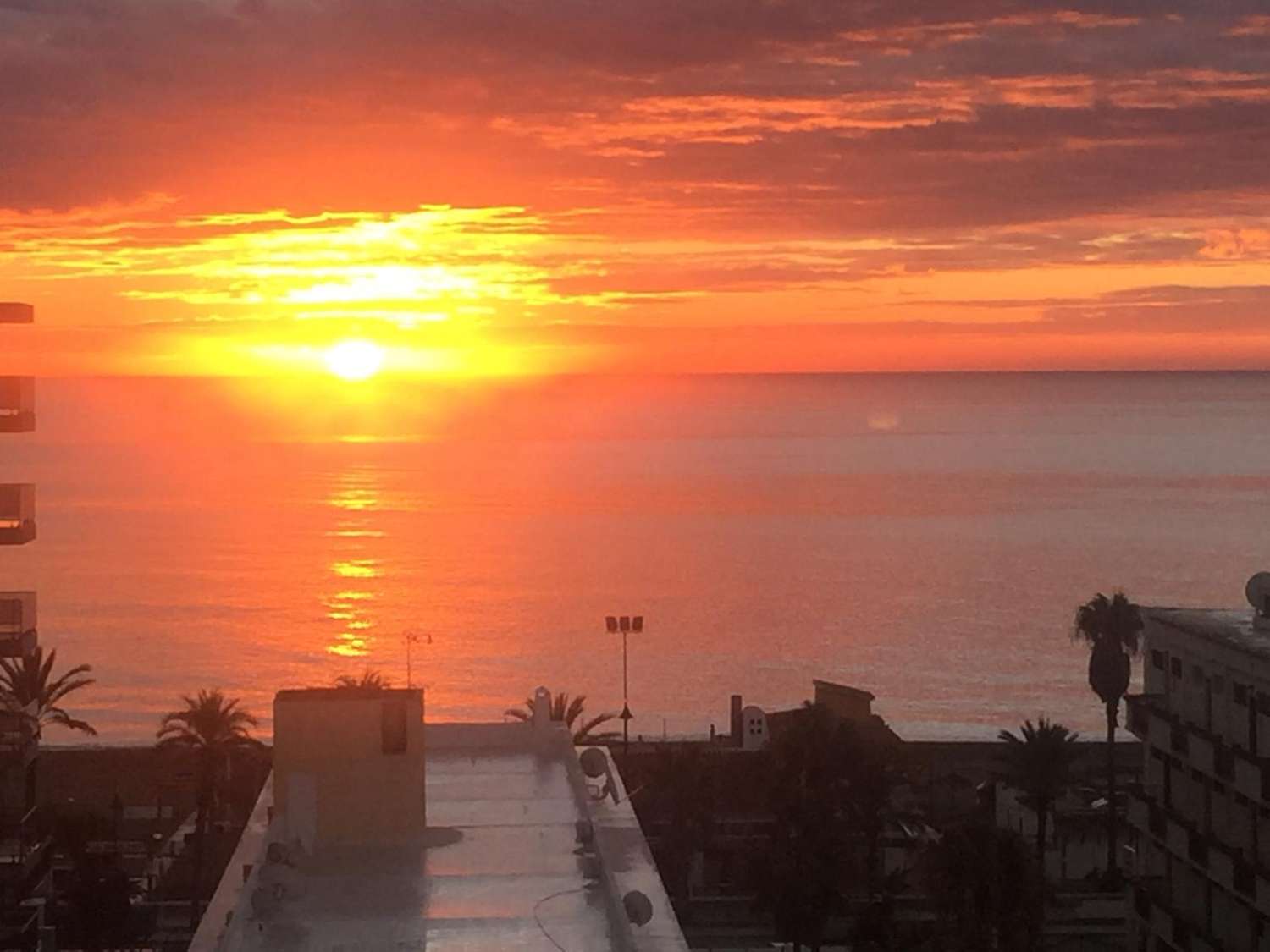 SE ALQUILA DESDE 1.1126-30.6.27 MAGNIFICO APARTAMENTO CON VISTAS AL MAR EN 1ª LINEA DE PLAYA EN PLAYAMAR